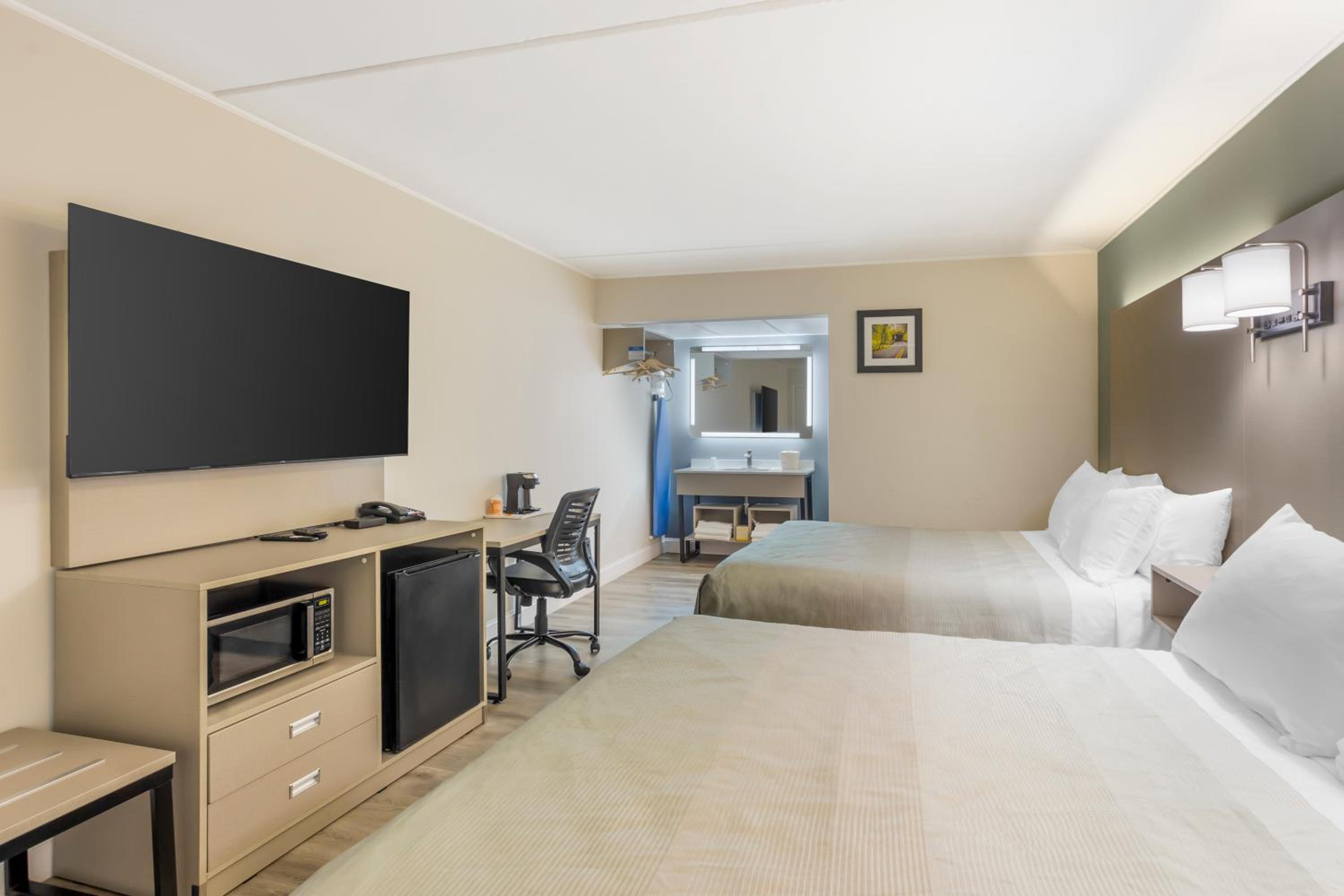 Efficiency Quadruple Room with Two Queen Beds - Non Smoking photo 2