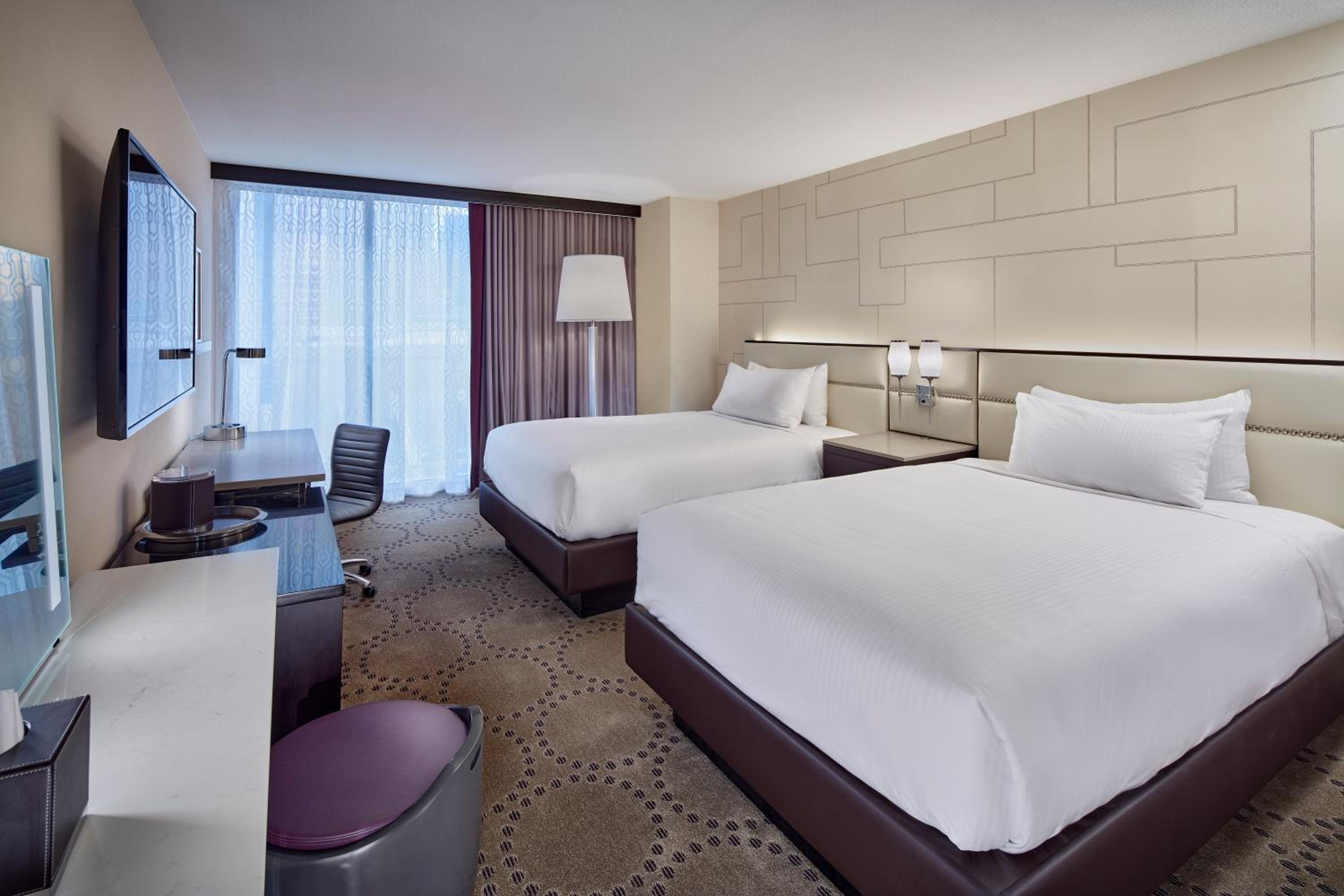 Mountain Deluxe Room 2 Queens Strip View Non-Smoking - Photo 3