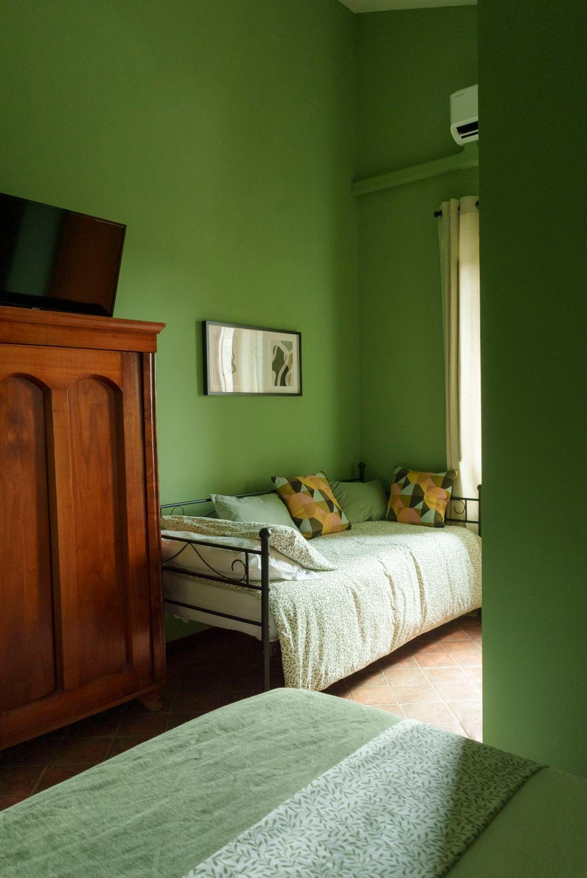 Triple Room with Private Bathroom - Photo 5