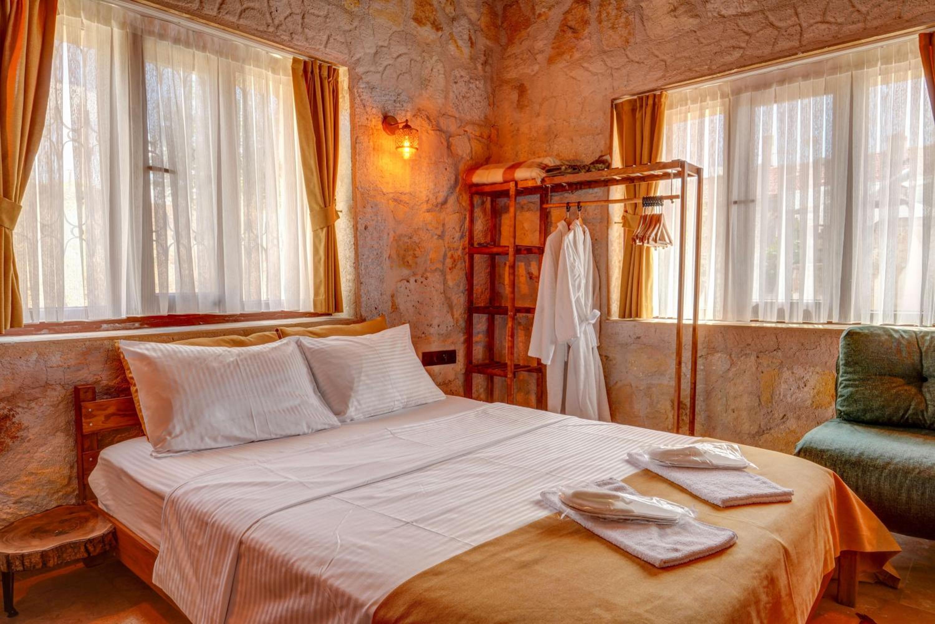 Deluxe Room - Photo 11