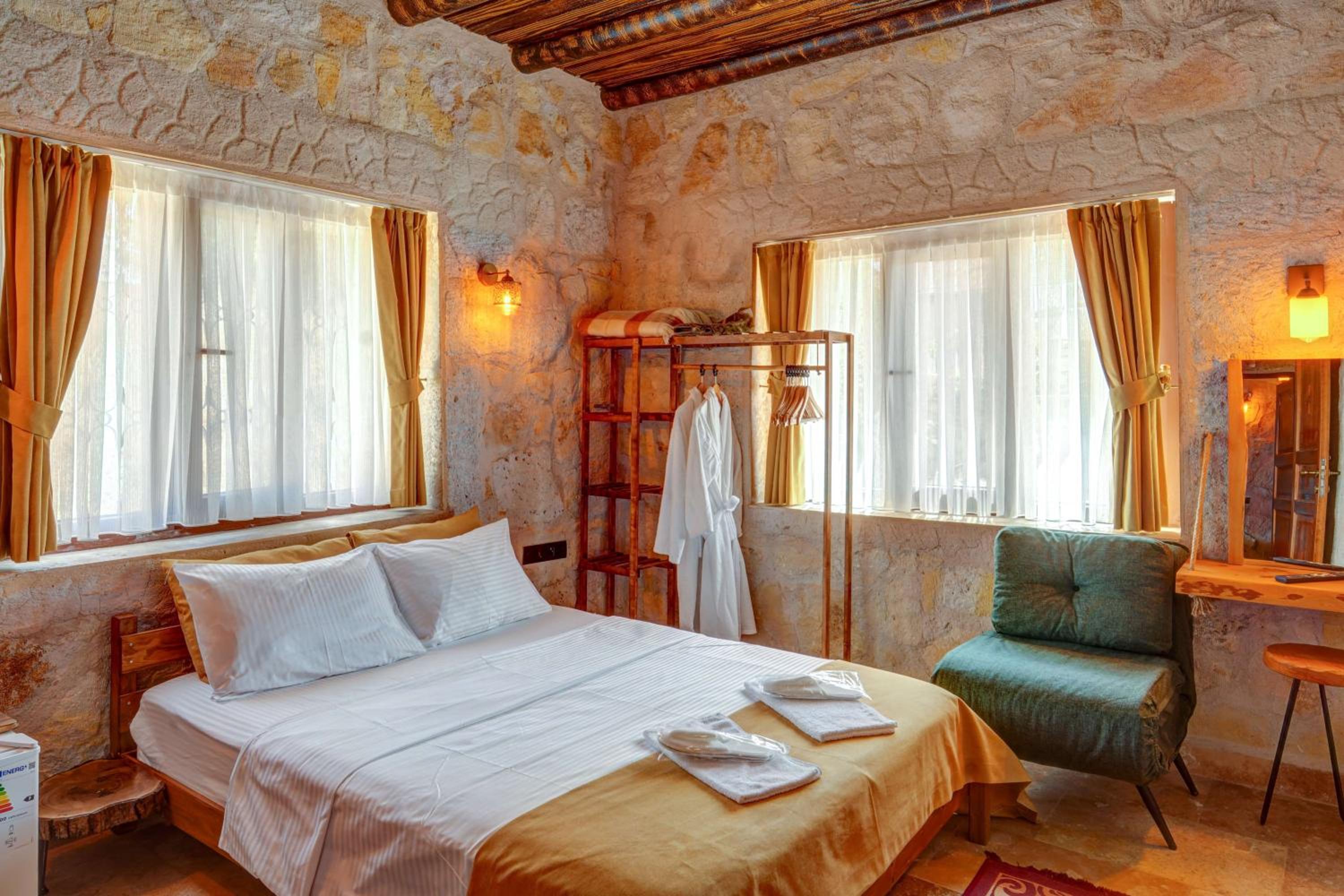 Deluxe Room - Photo 5