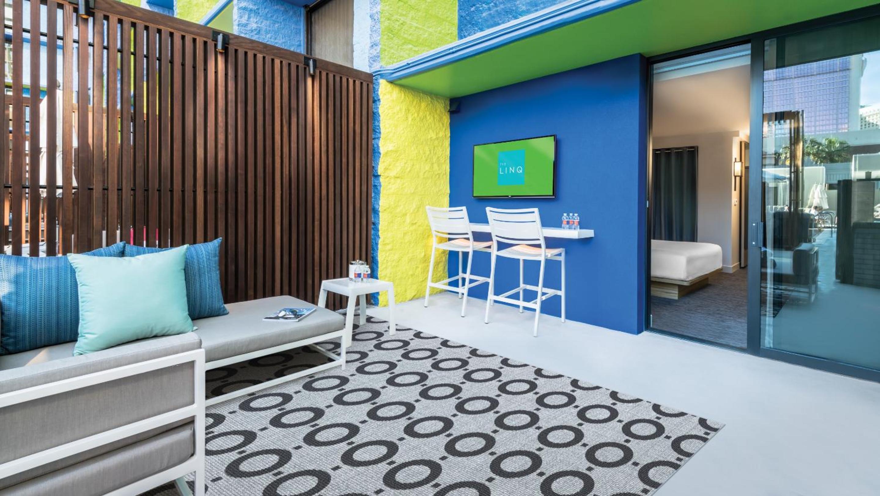 District 3 Deluxe Poolside Cabana King Non-Smoking	 - Photo 6