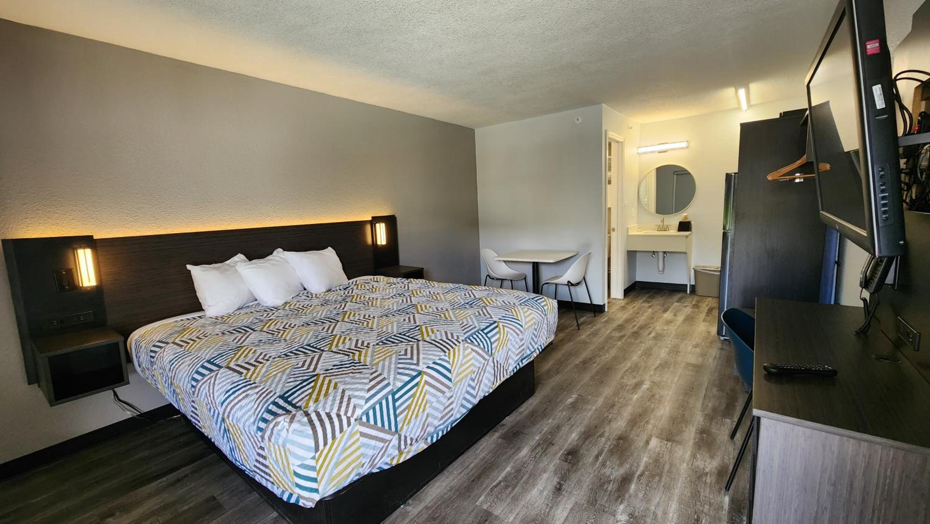 King Room - Non-Smoking - Photo 1
