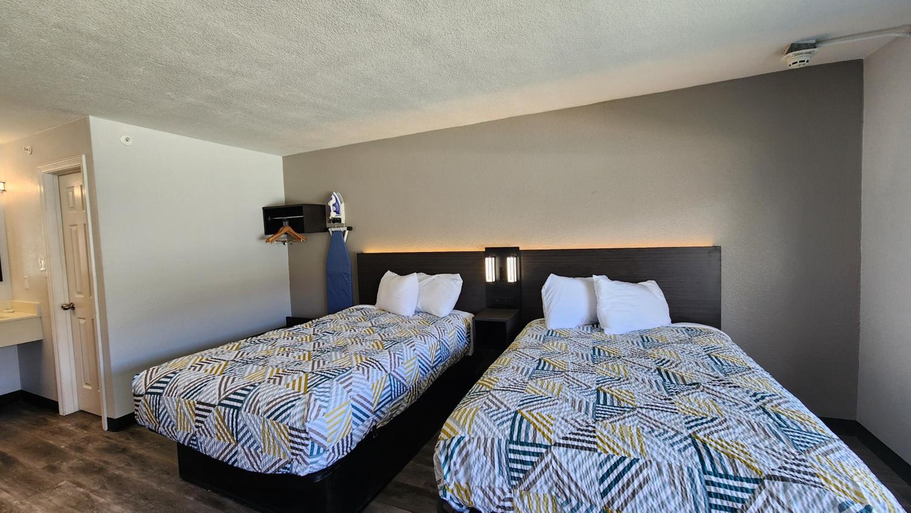 Quadruple Room - Non-Smoking - Photo 11
