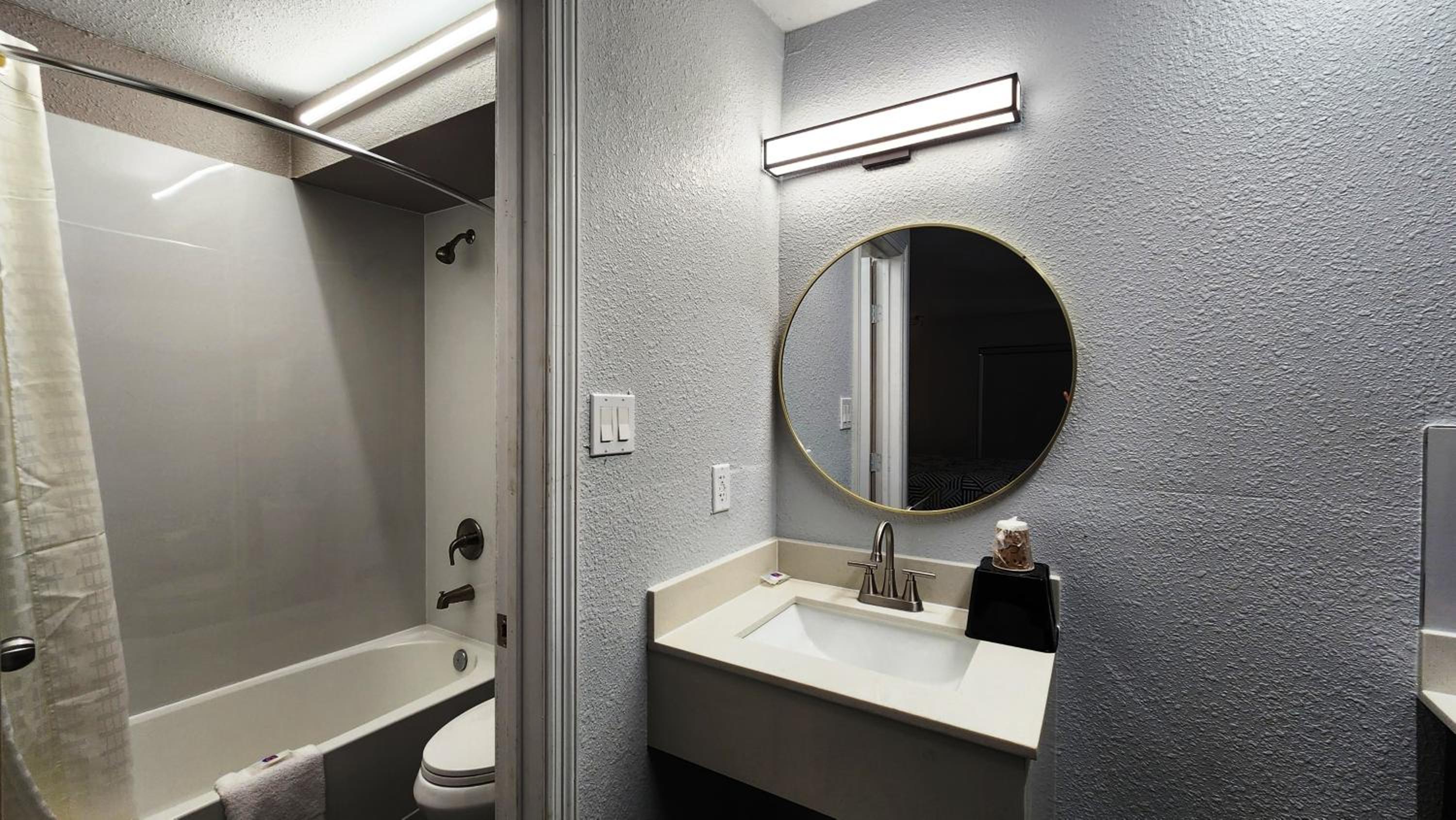 Quadruple Room - Non-Smoking - Photo 12