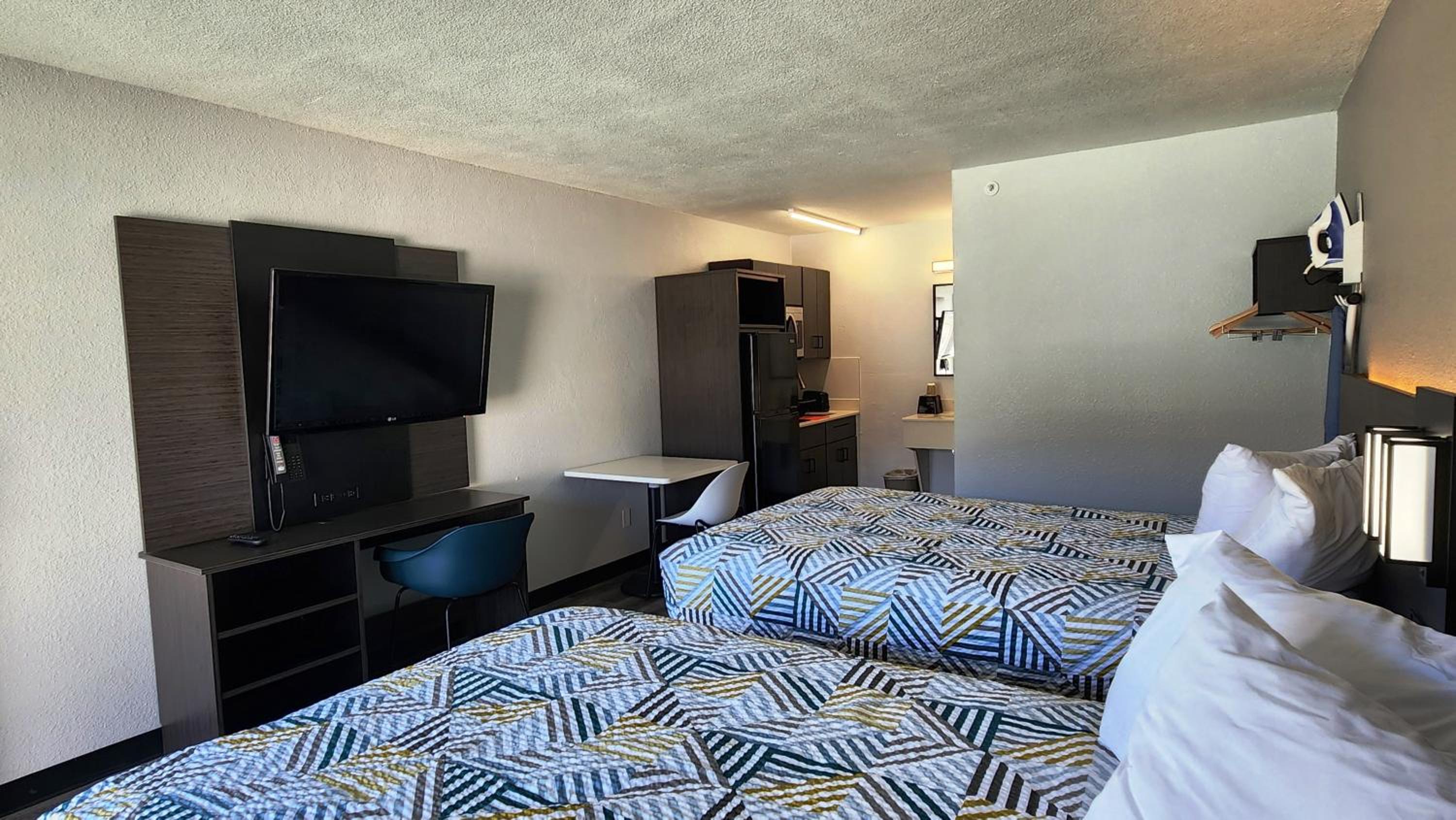Quadruple Room - Non-Smoking - Photo 7