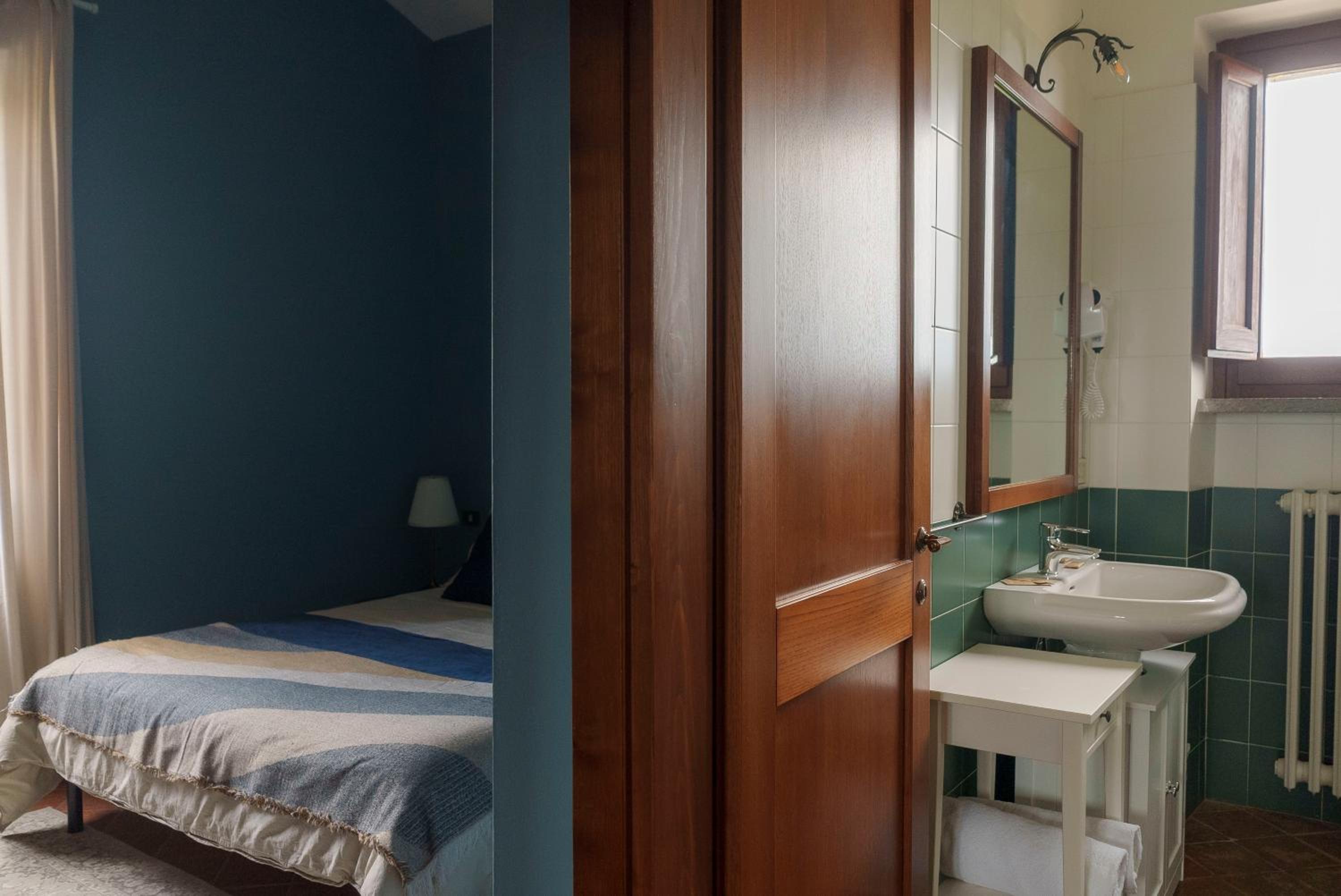 Double Room with Private Bathroom - Photo 3