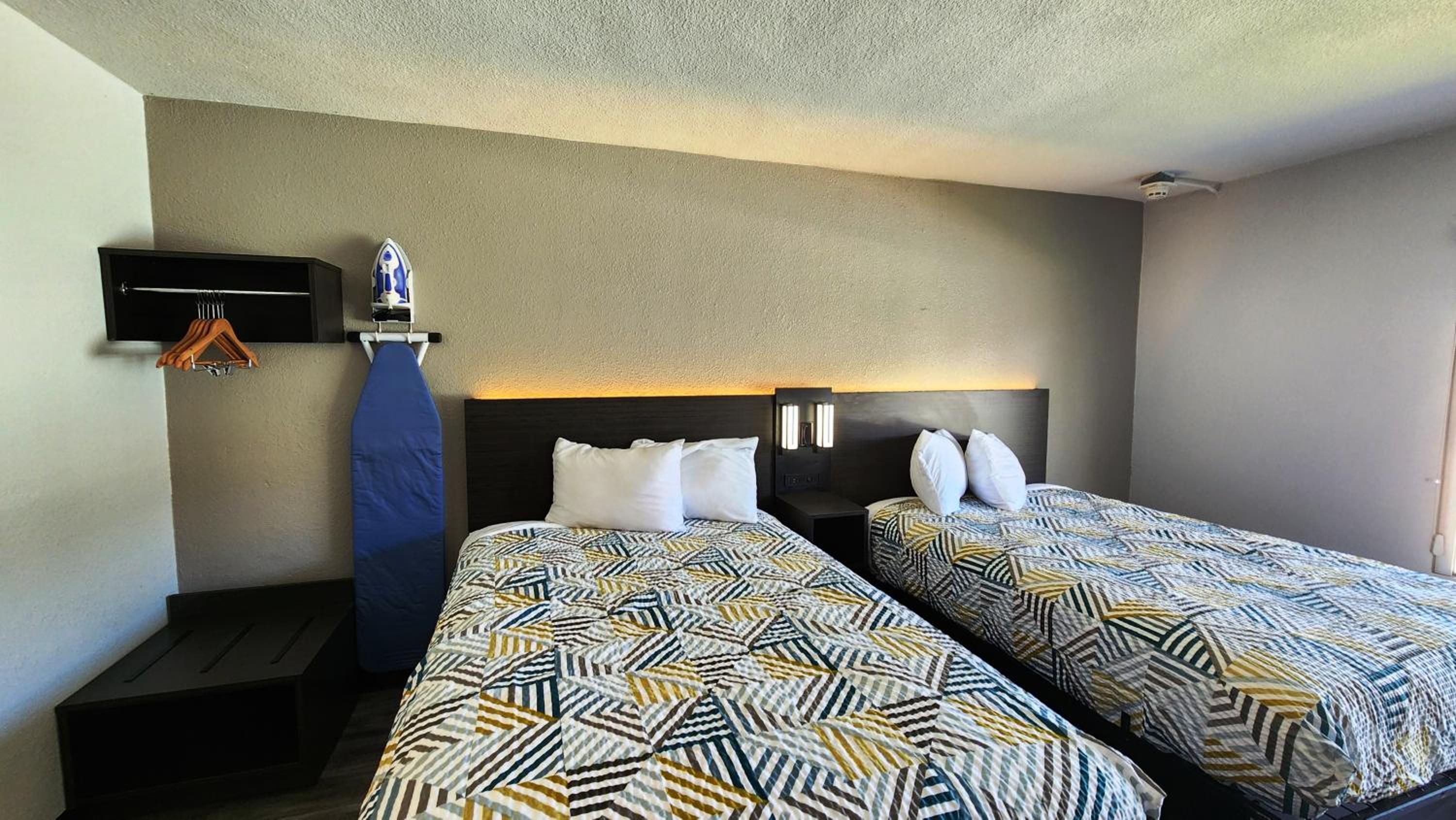 Quadruple Room - Non-Smoking - Photo 9