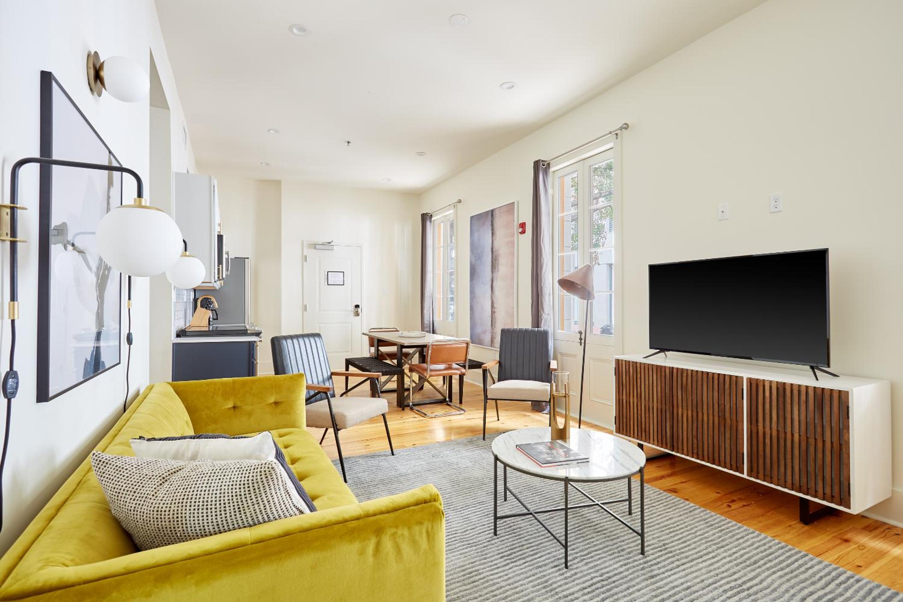 Five-Bedroom Apartment - Photo 1
