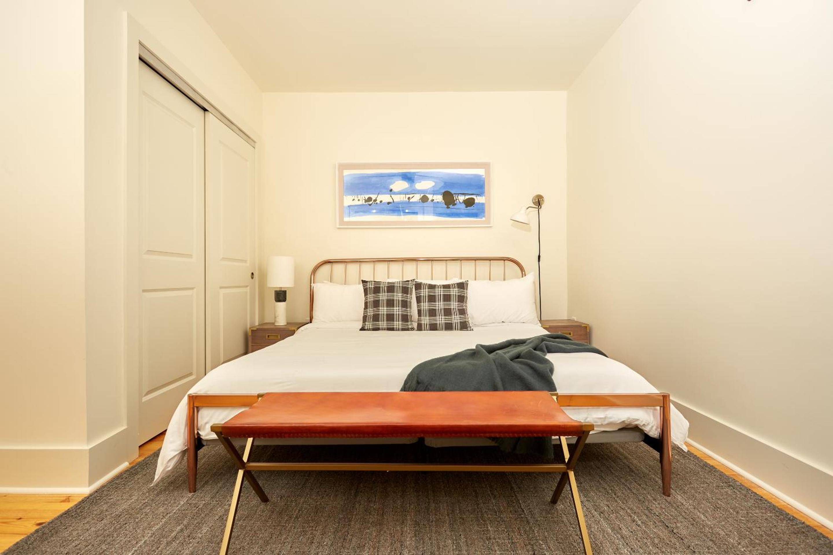 Five-Bedroom Apartment - Photo 8