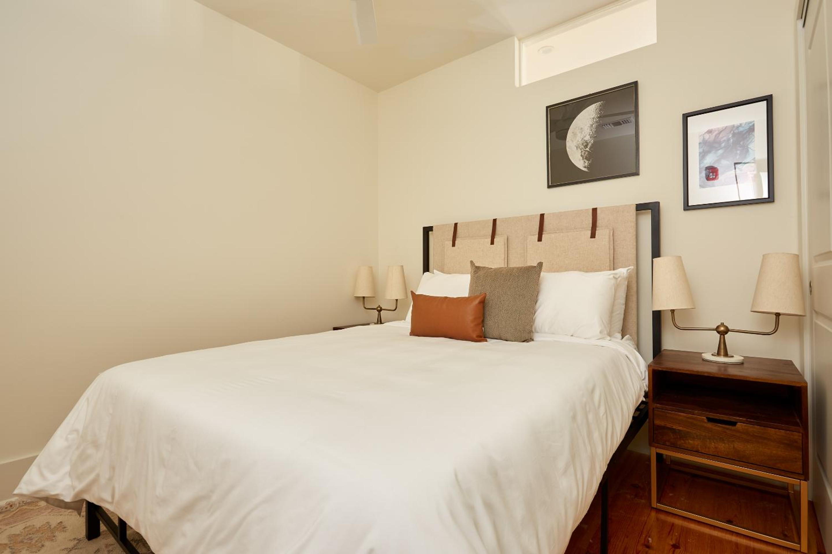 Five-Bedroom Apartment - Photo 12