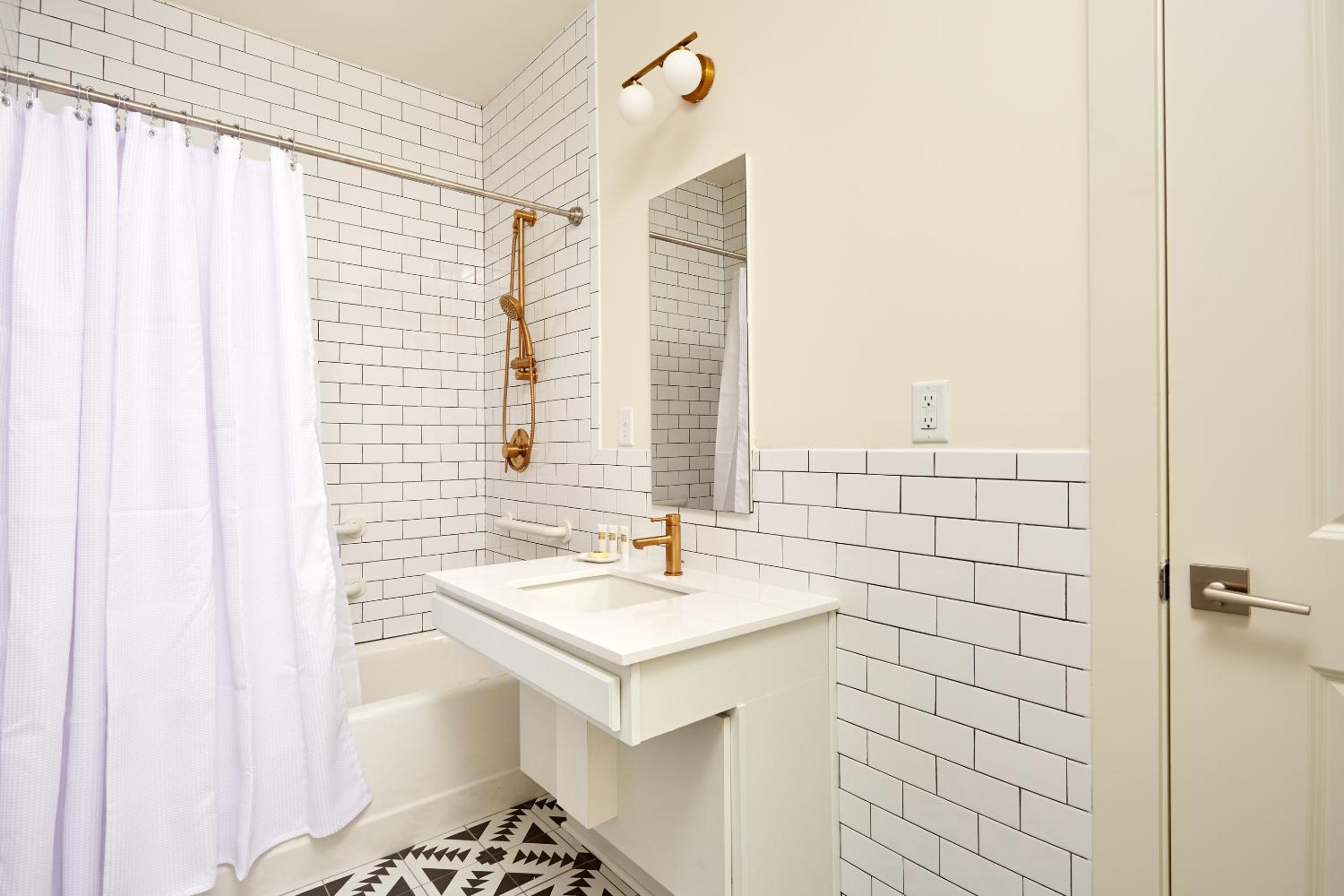 Five-Bedroom Apartment - Photo 7