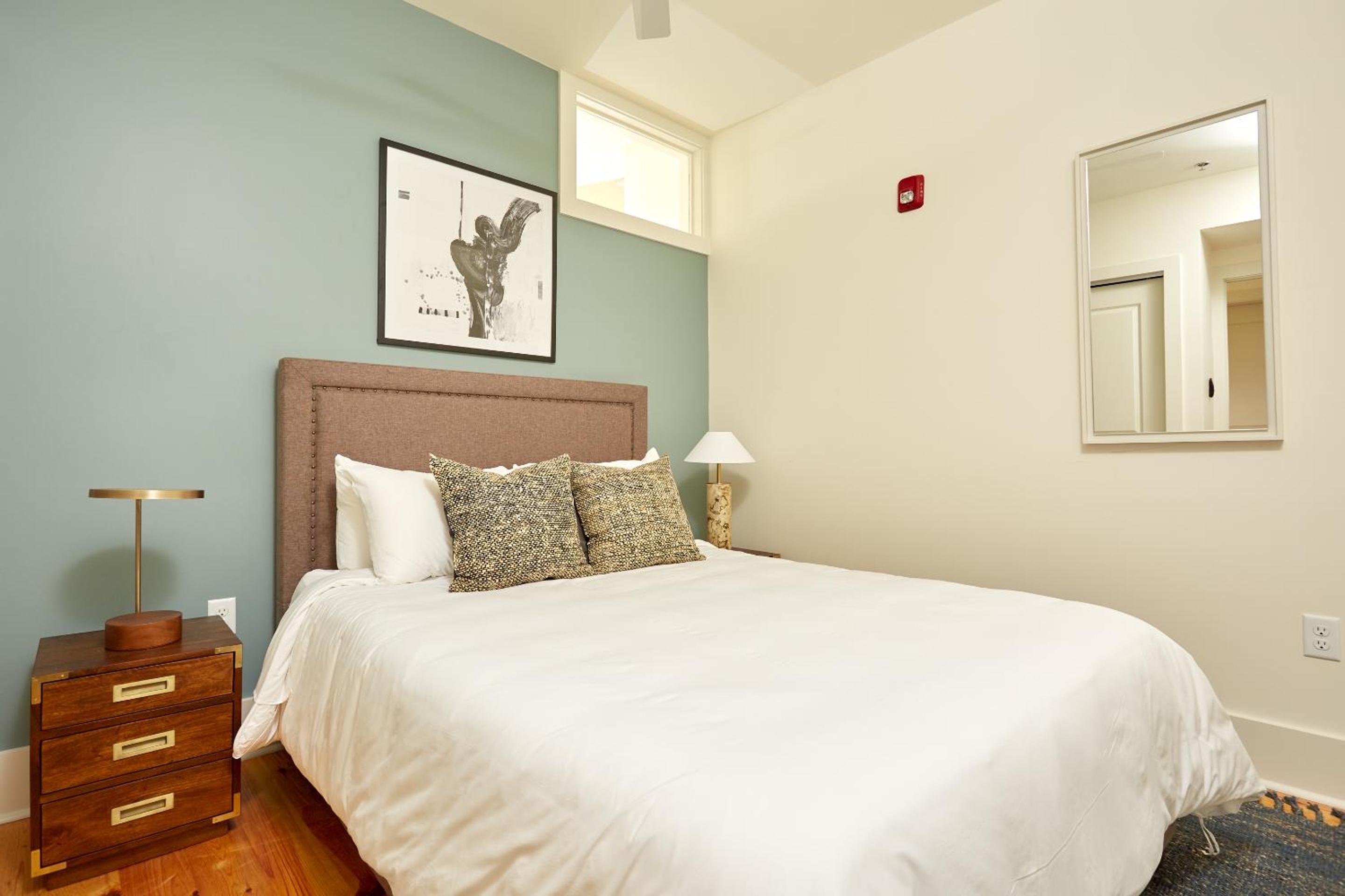 Five-Bedroom Apartment - Photo 10