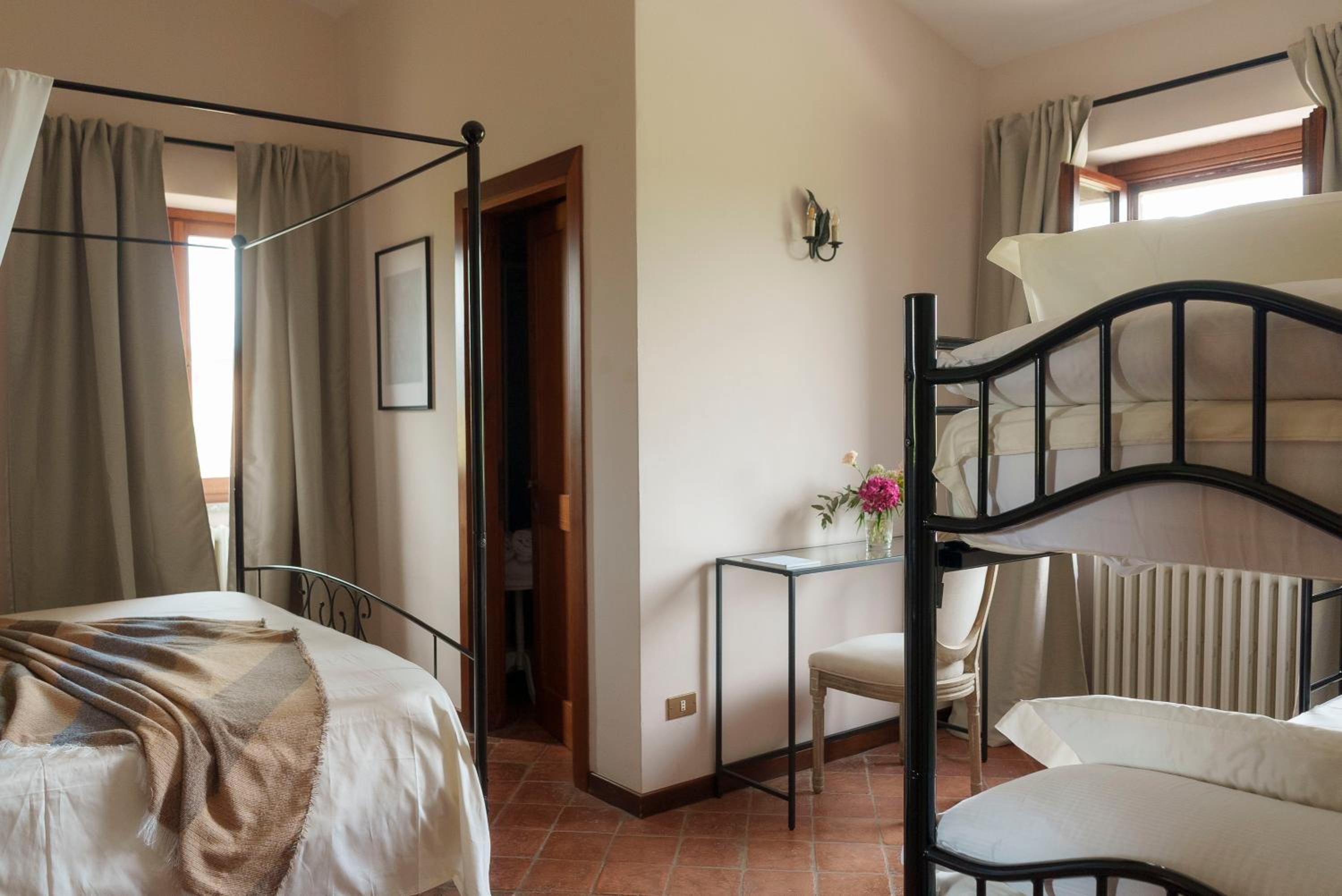 Quadruple Room with Private Bathroom - Photo 5