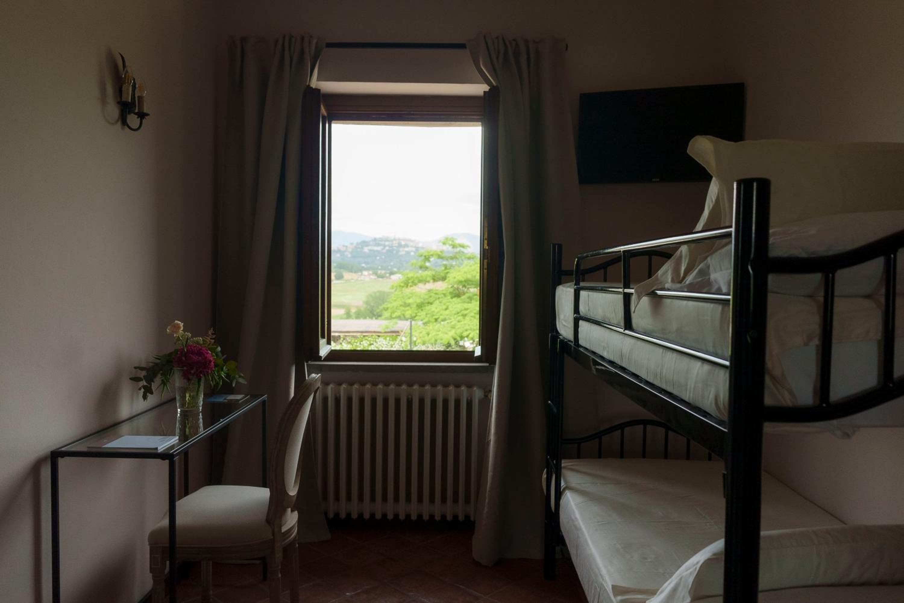 Quadruple Room with Private Bathroom - Photo 2