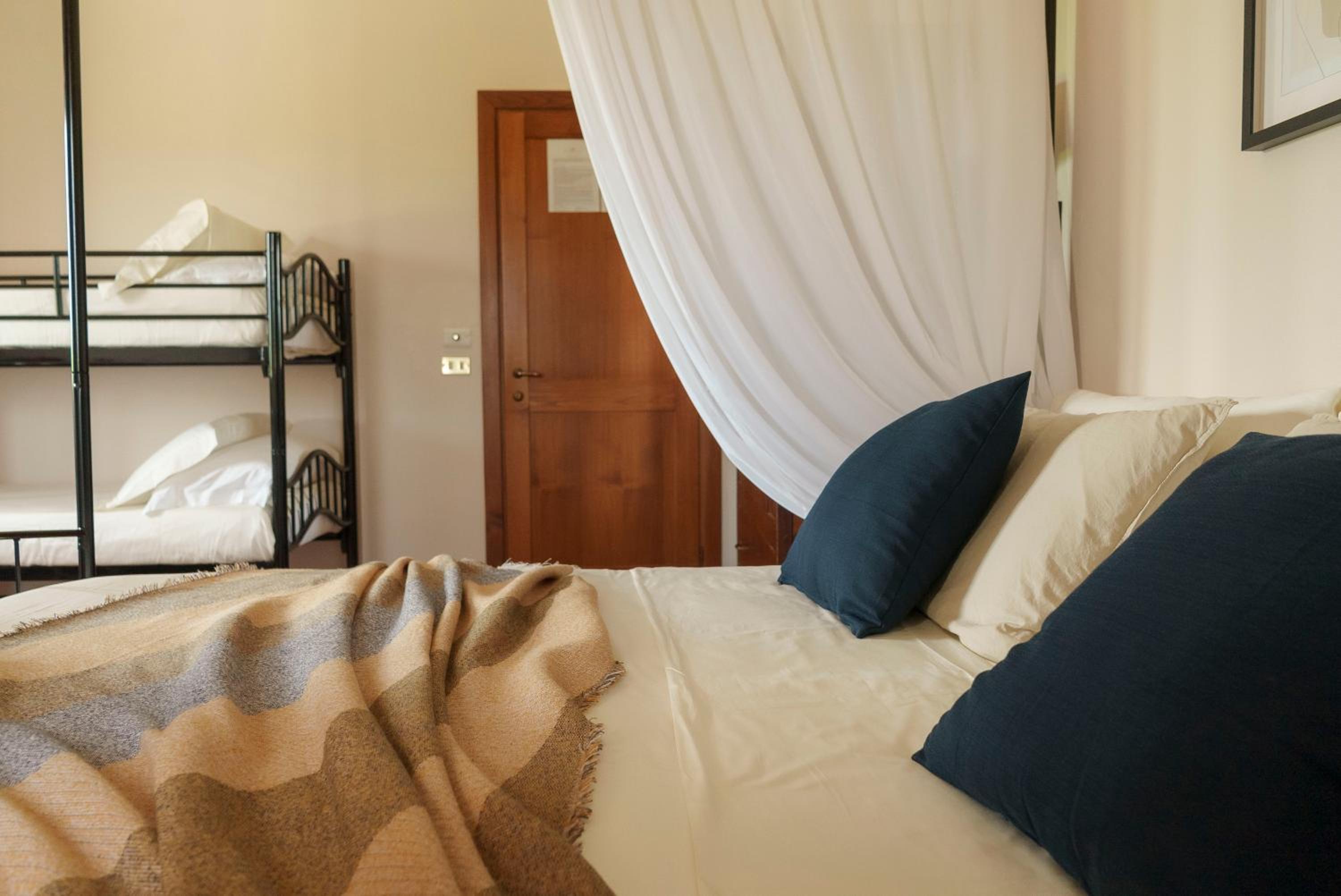 Quadruple Room with Private Bathroom - Photo 3