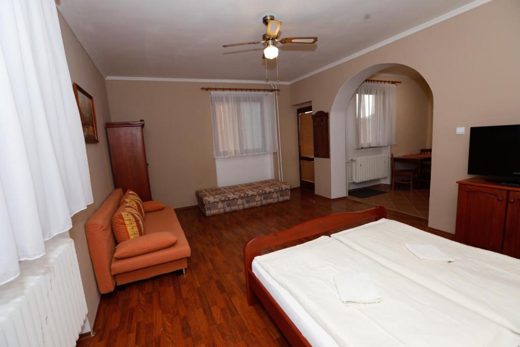 Quadruple Room with Private Bathroom photo 2