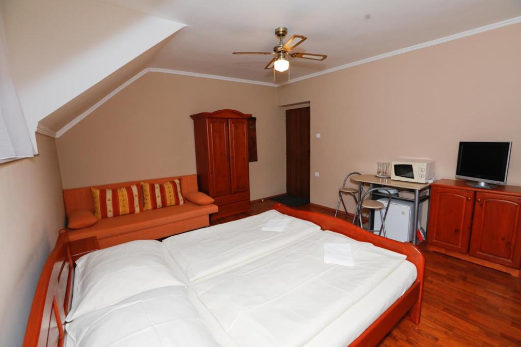 Double Room with Private Bathroom photo 2