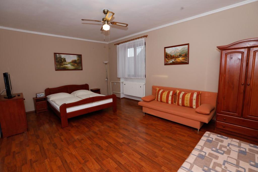 Quadruple Room with Private Bathroom photo 1