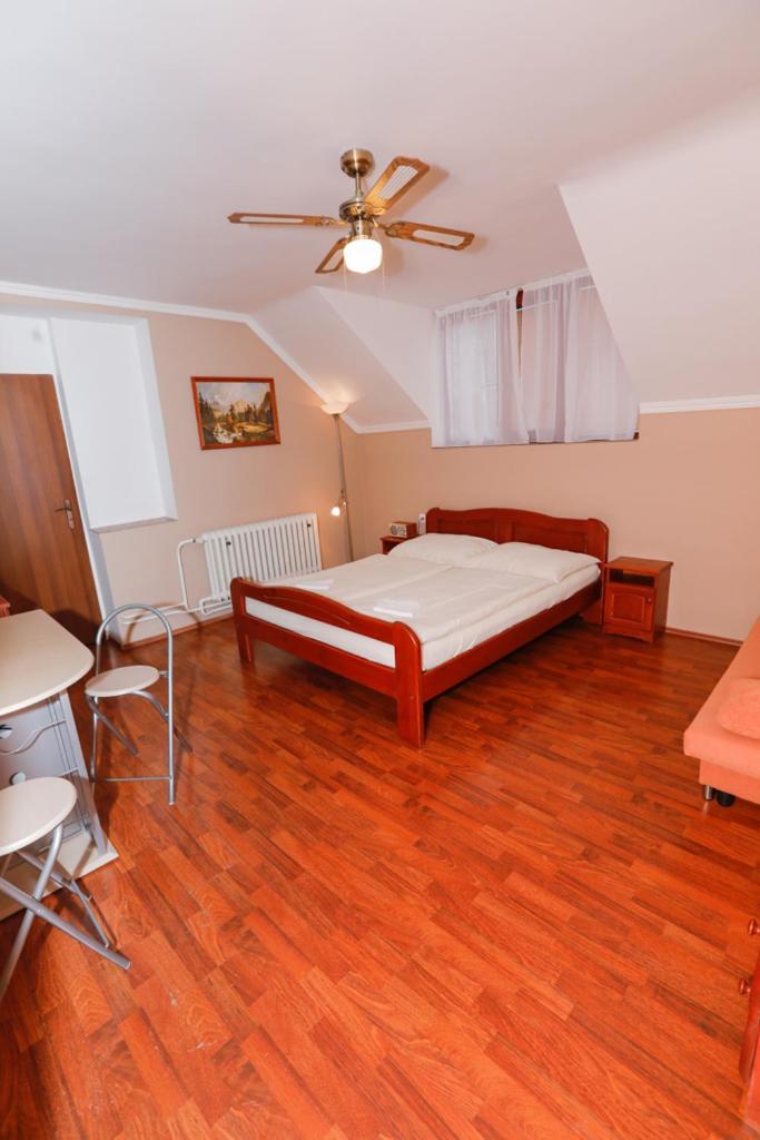 Double Room with Private Bathroom photo 1
