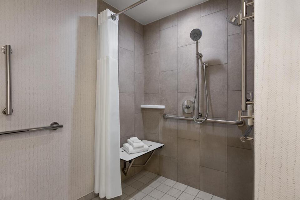 Queen Room with Shower - Communications/Mobility Accessible - Photo 2