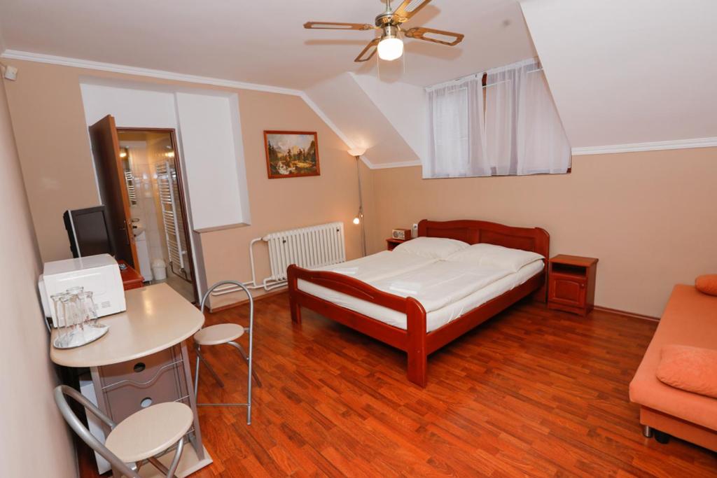 Double Room with Private Bathroom photo 3