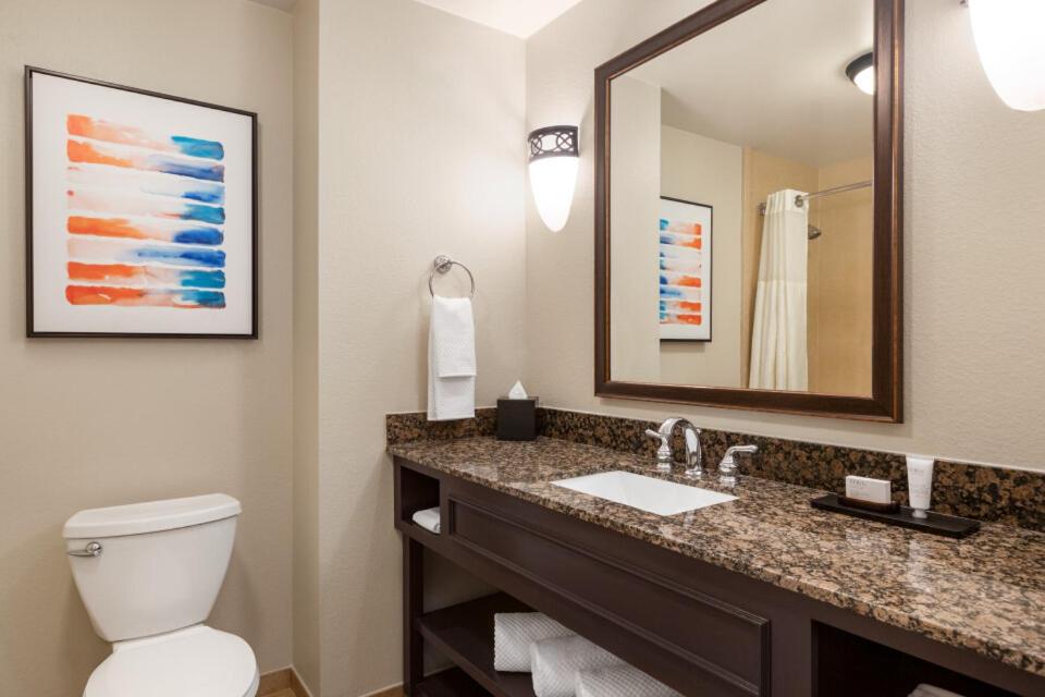 Deluxe Queen Room-Hearing Accessible 