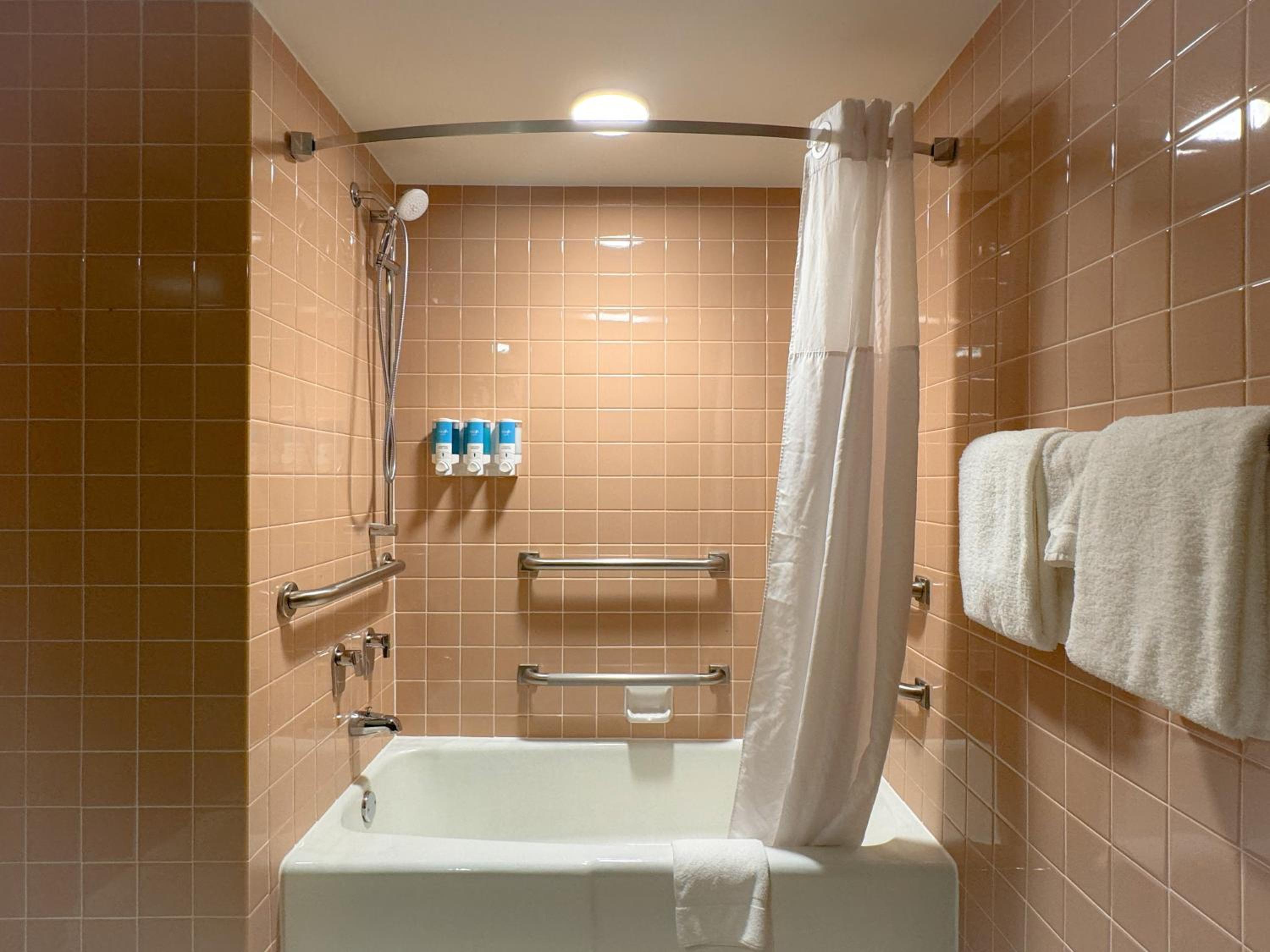 King Deluxe Room with Tub w/Grab Bars - Mobility/Hearing Accessible - Non-Smoking - Photo 1