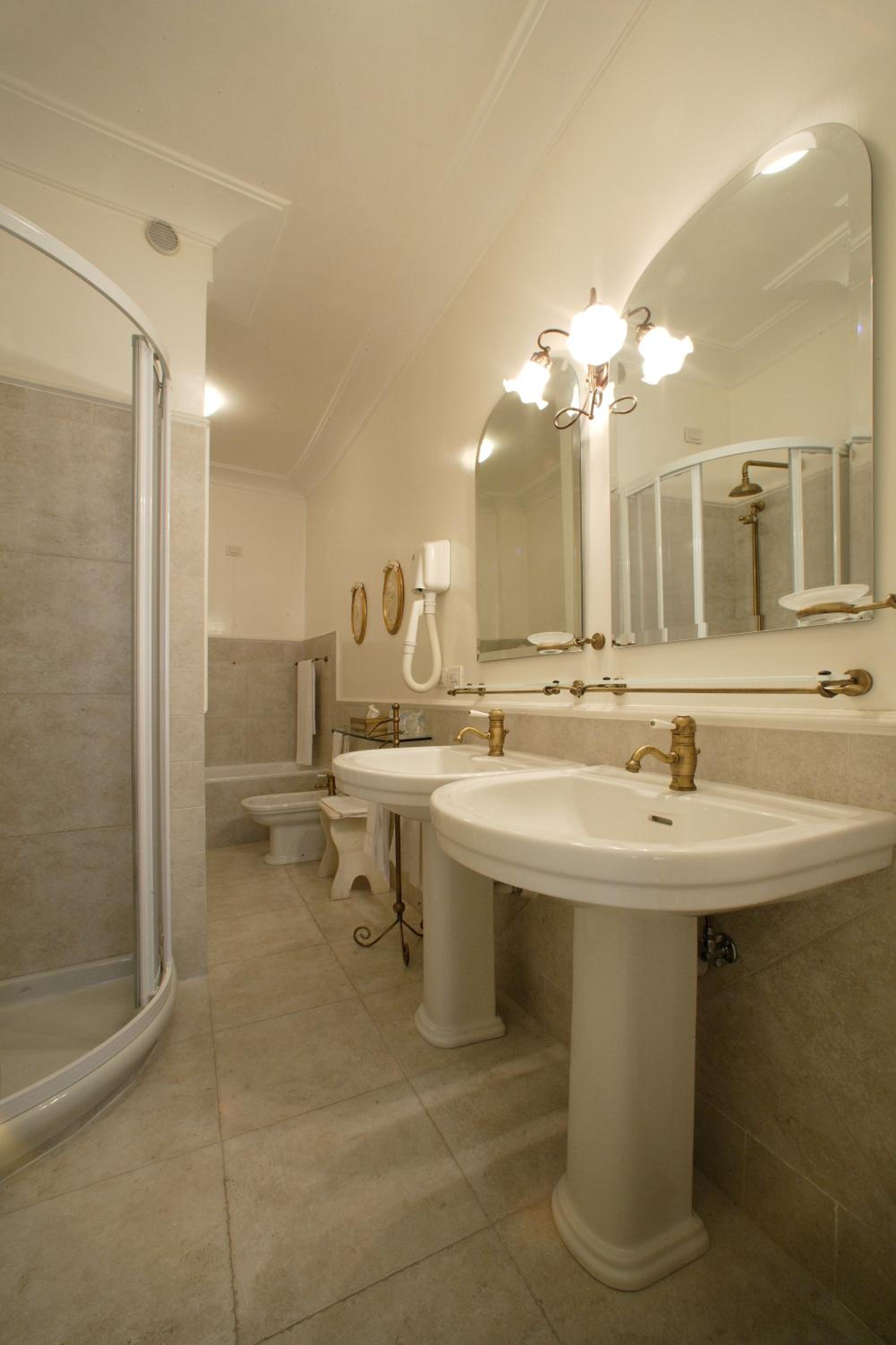 Suite - Photo 10