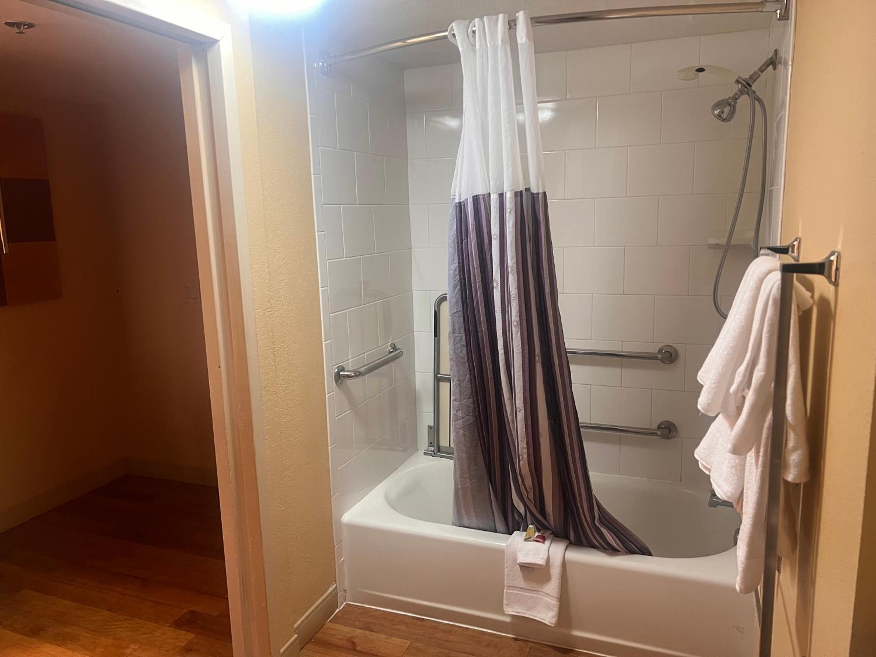King Room with Bath Tub - Mobility Accessible/Non-Smoking - Photo 4