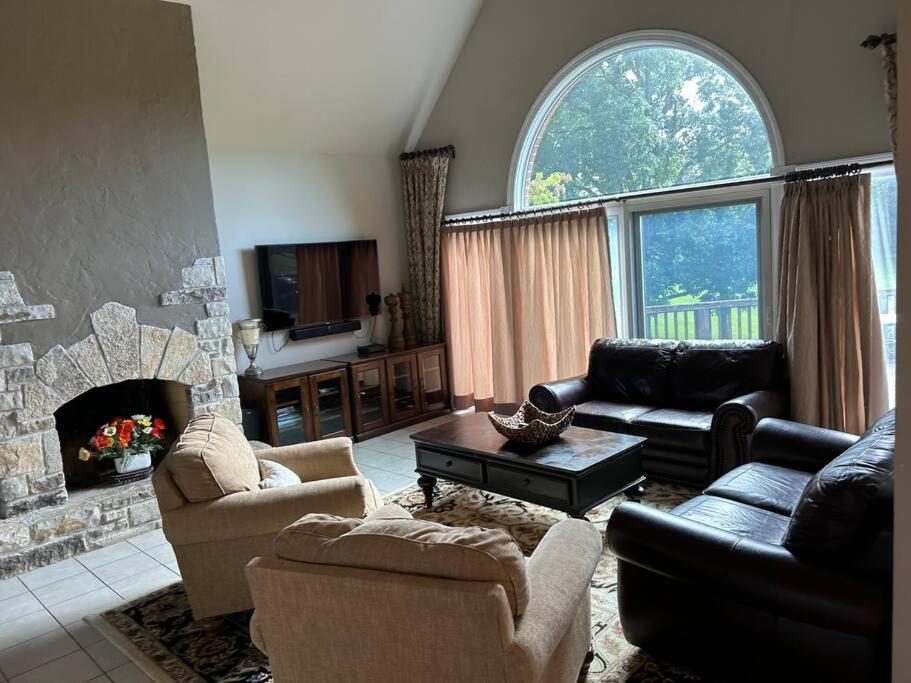 Six-Bedroom House photo 1