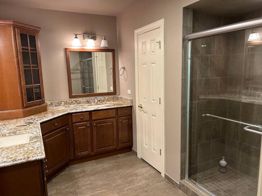 Six-Bedroom House photo 3