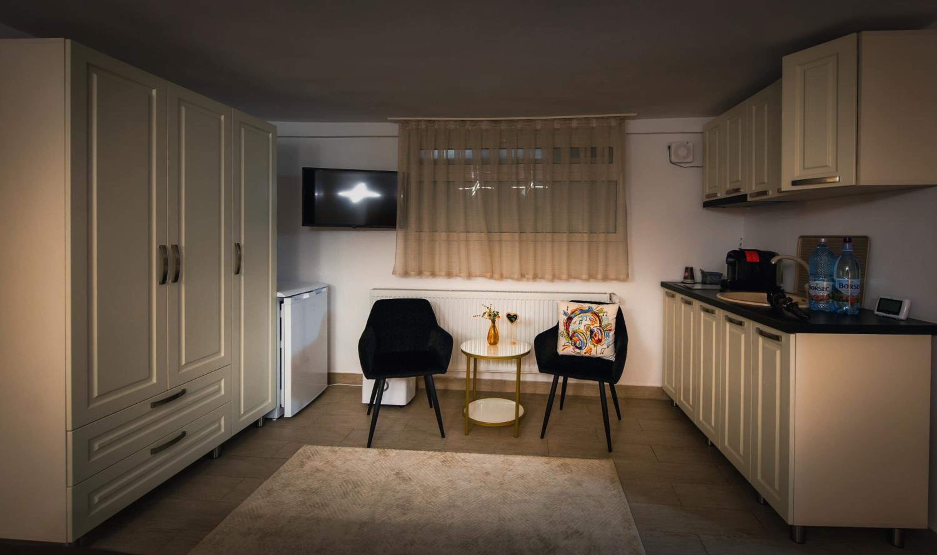 Economy Double Room at Demibasement - Photo 4