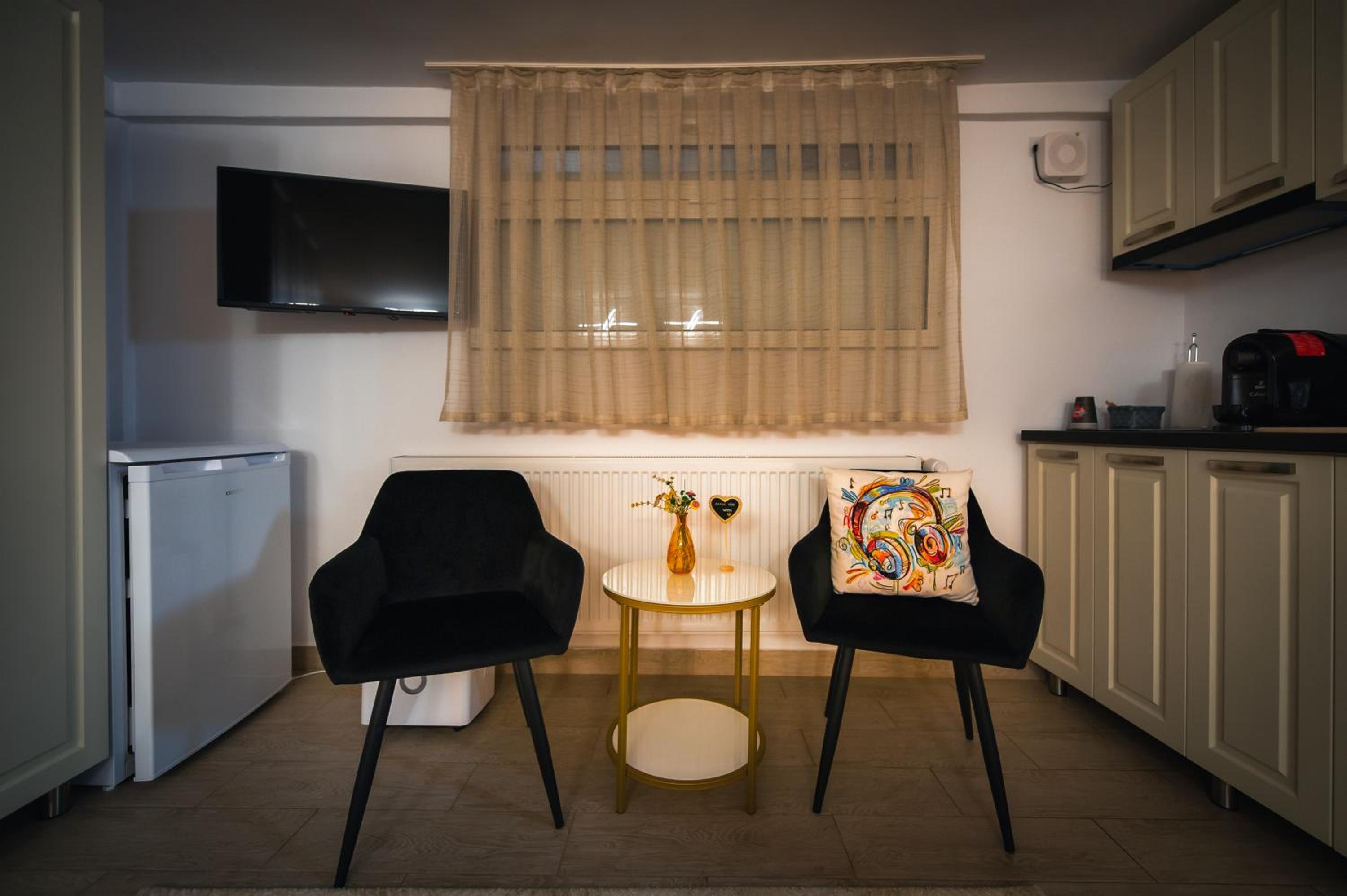 Economy Double Room at Demibasement - Photo 6