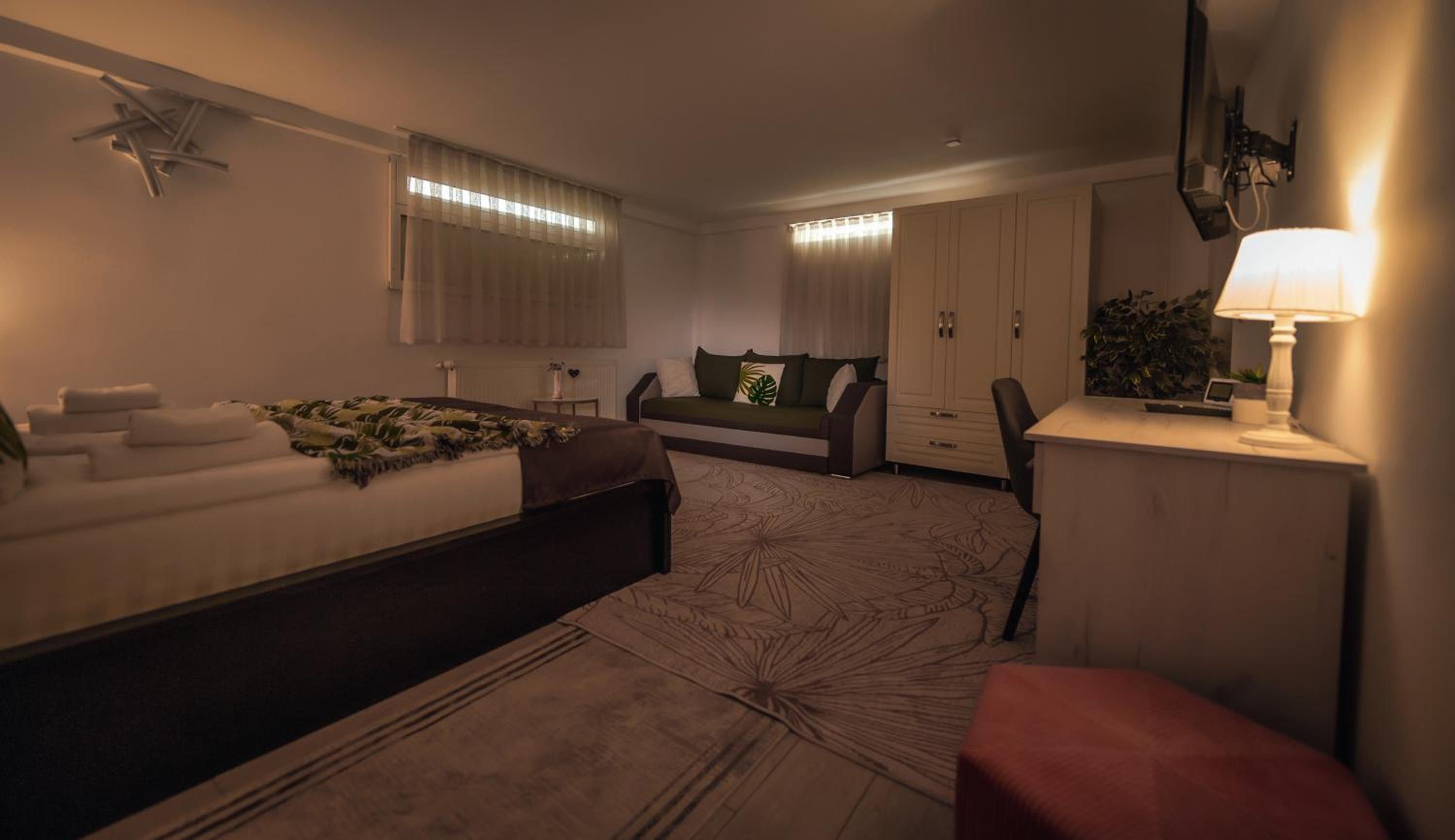 One-Bedroom Apartment at Demibasement - Photo 5