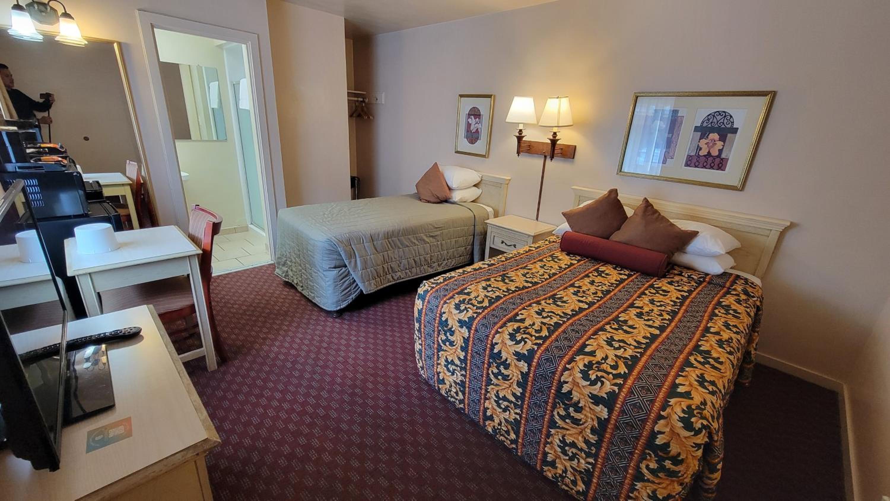 One Double Bed and One Twin Bed Room - Photo 1