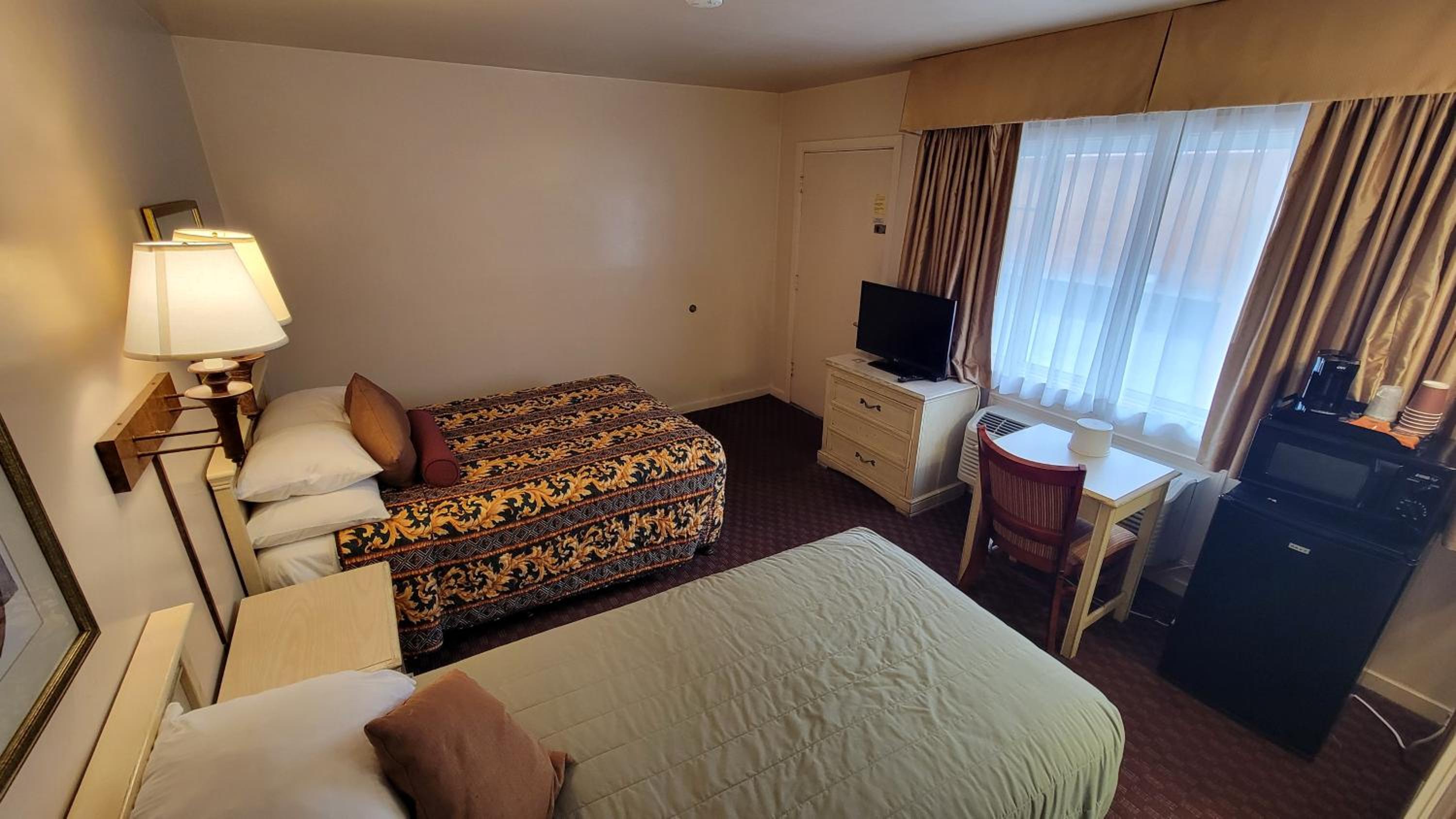 One Double Bed and One Twin Bed Room - Photo 4
