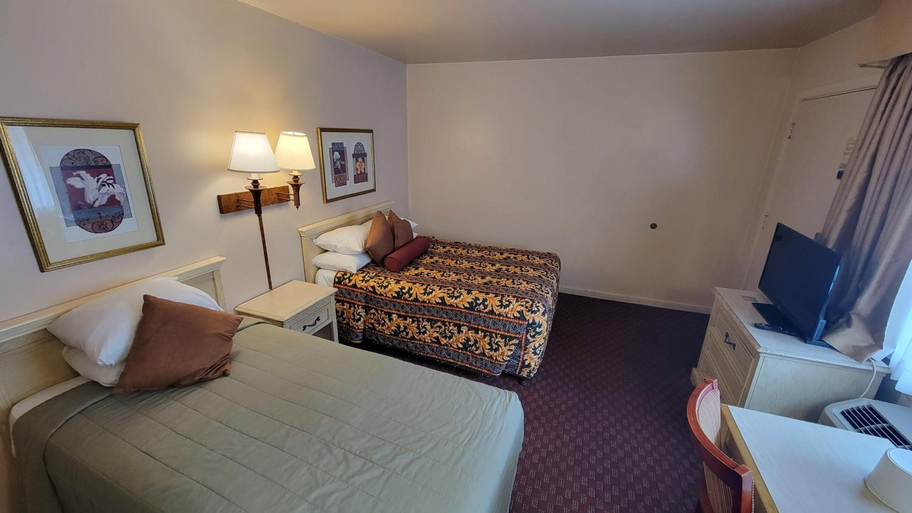 One Double Bed and One Twin Bed Room - Photo 2