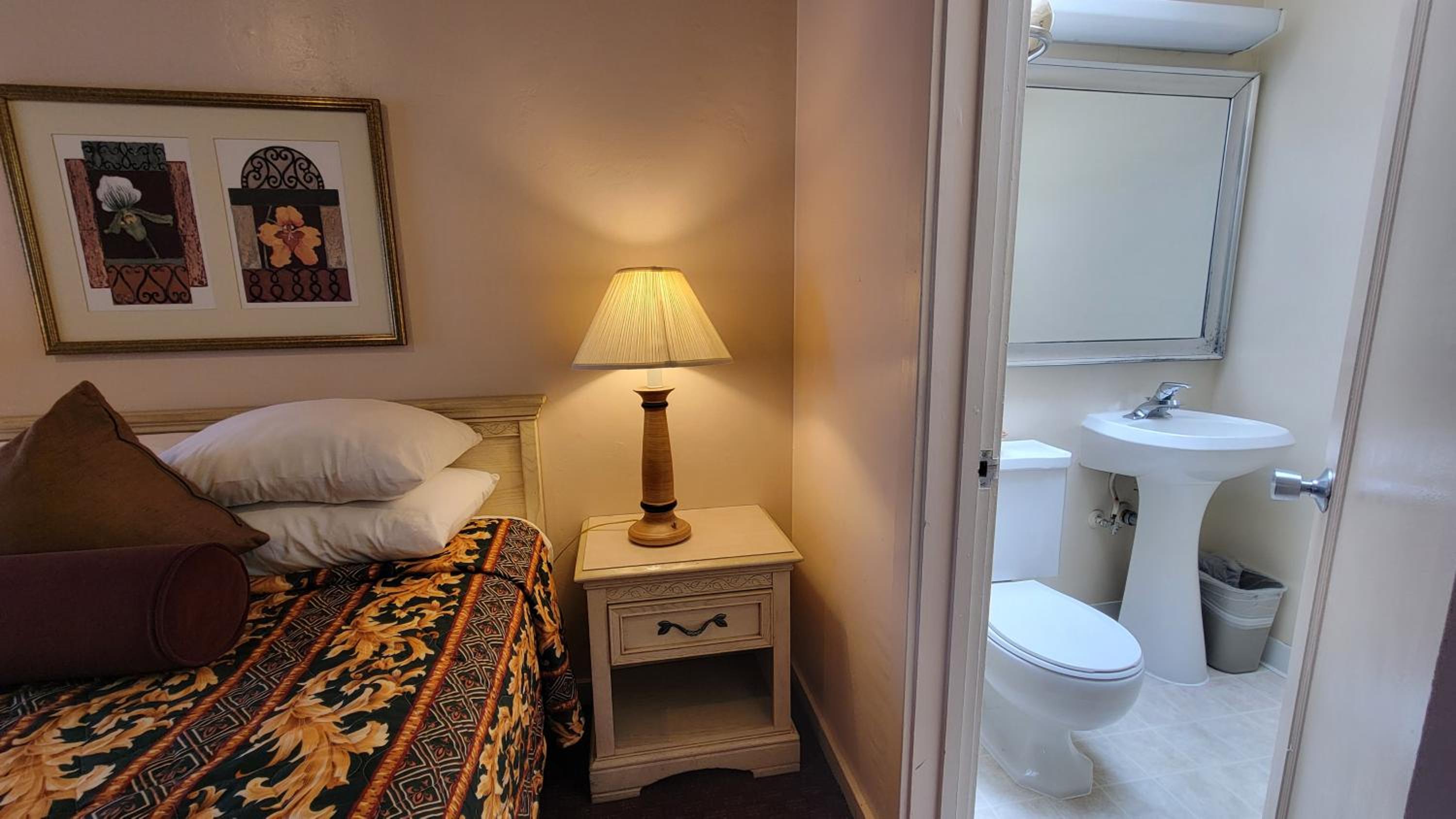 Room with Two Double Beds - Photo 5