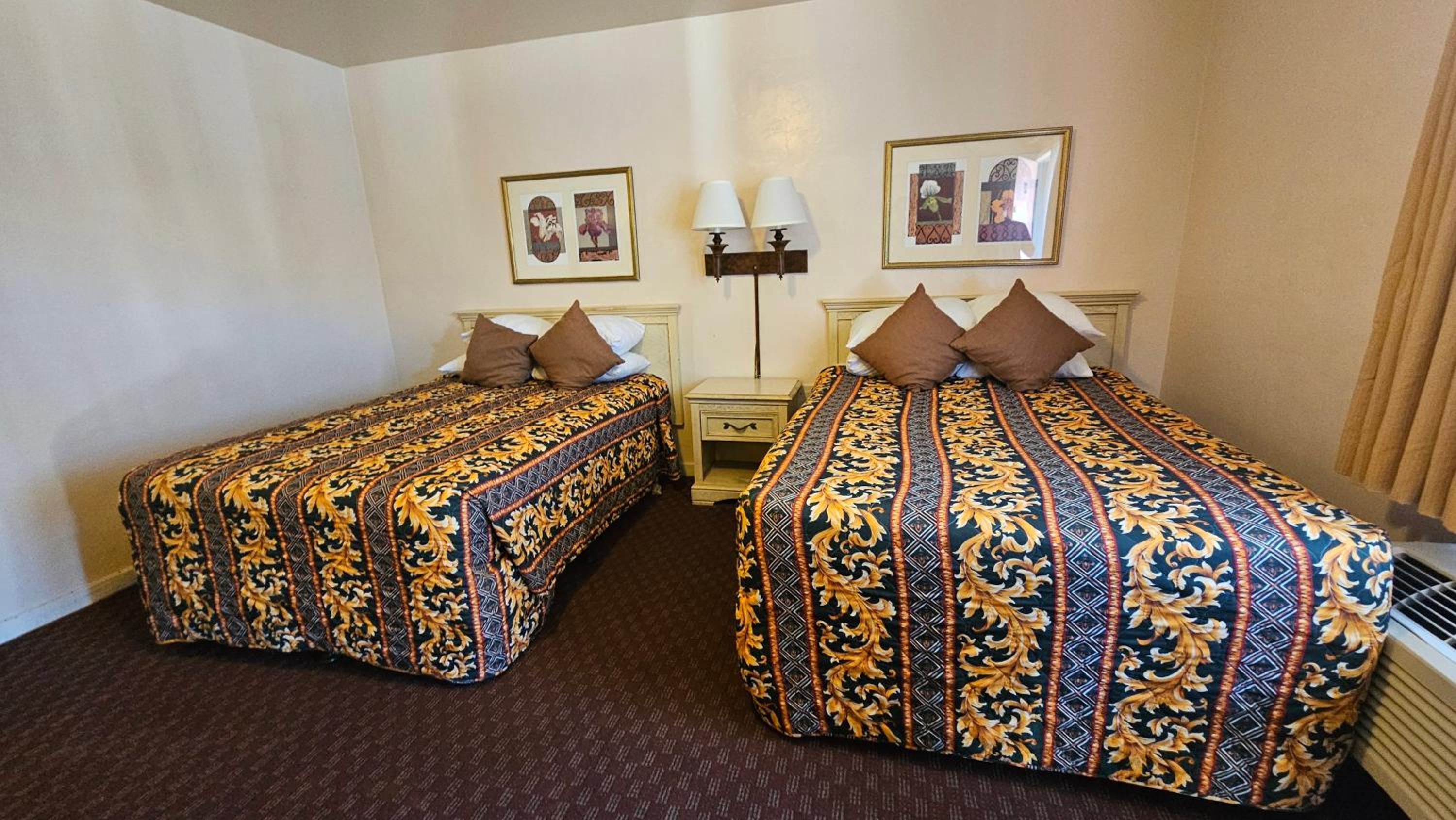 Room with Two Double Beds - Photo 1