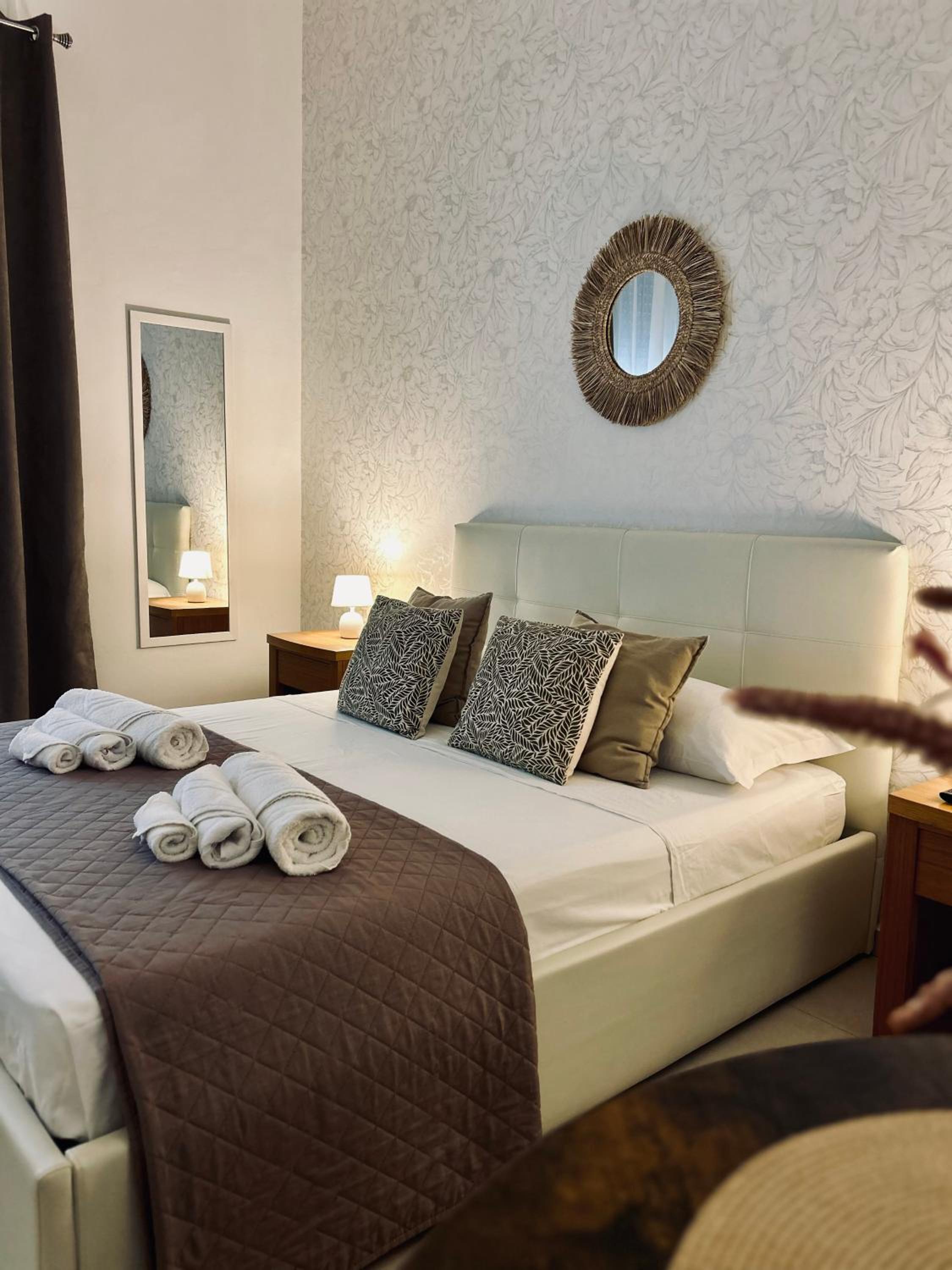 Double Room with Private Bathroom - Photo 2