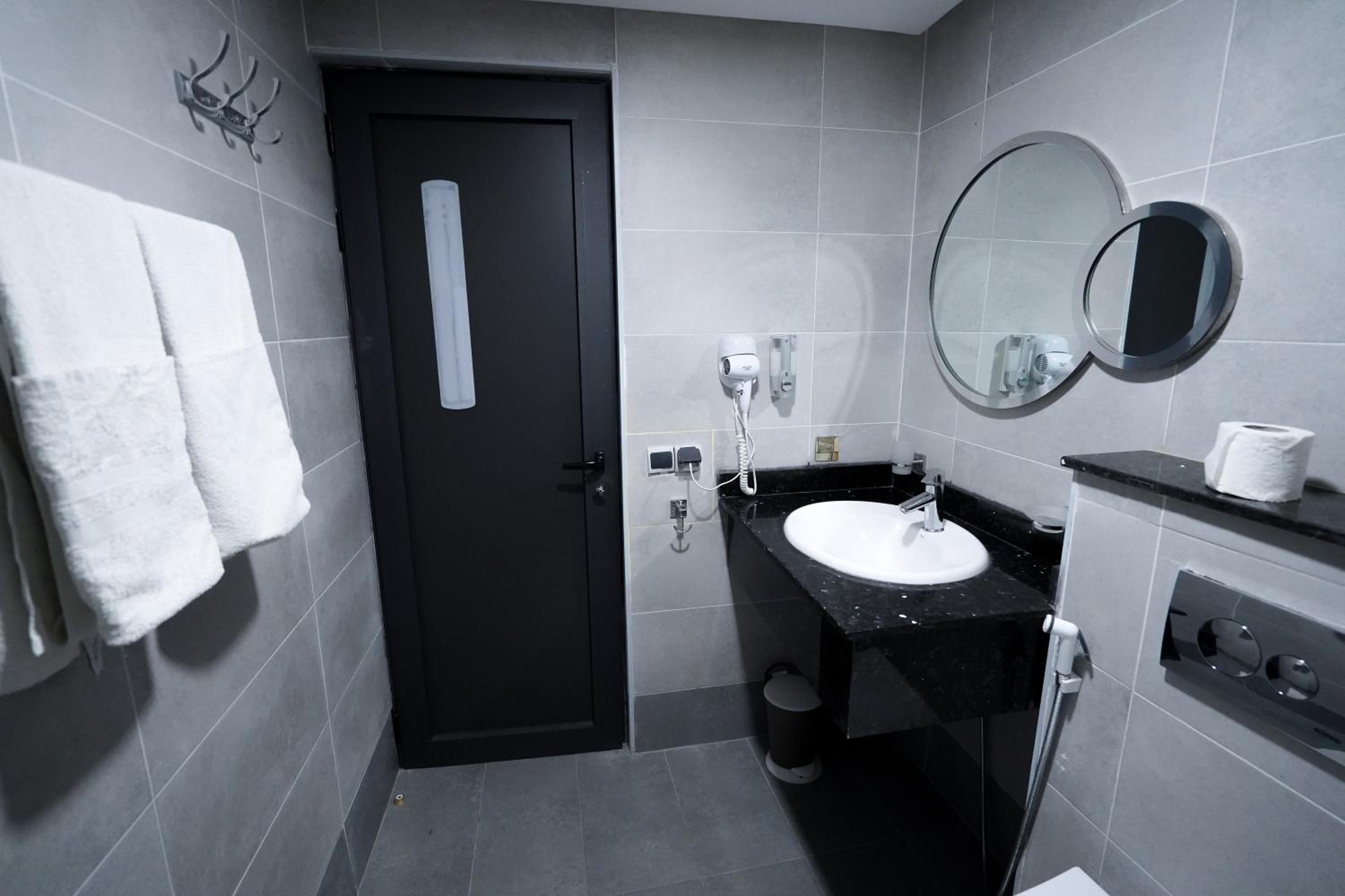 Deluxe Double or Twin Room - Photo 7