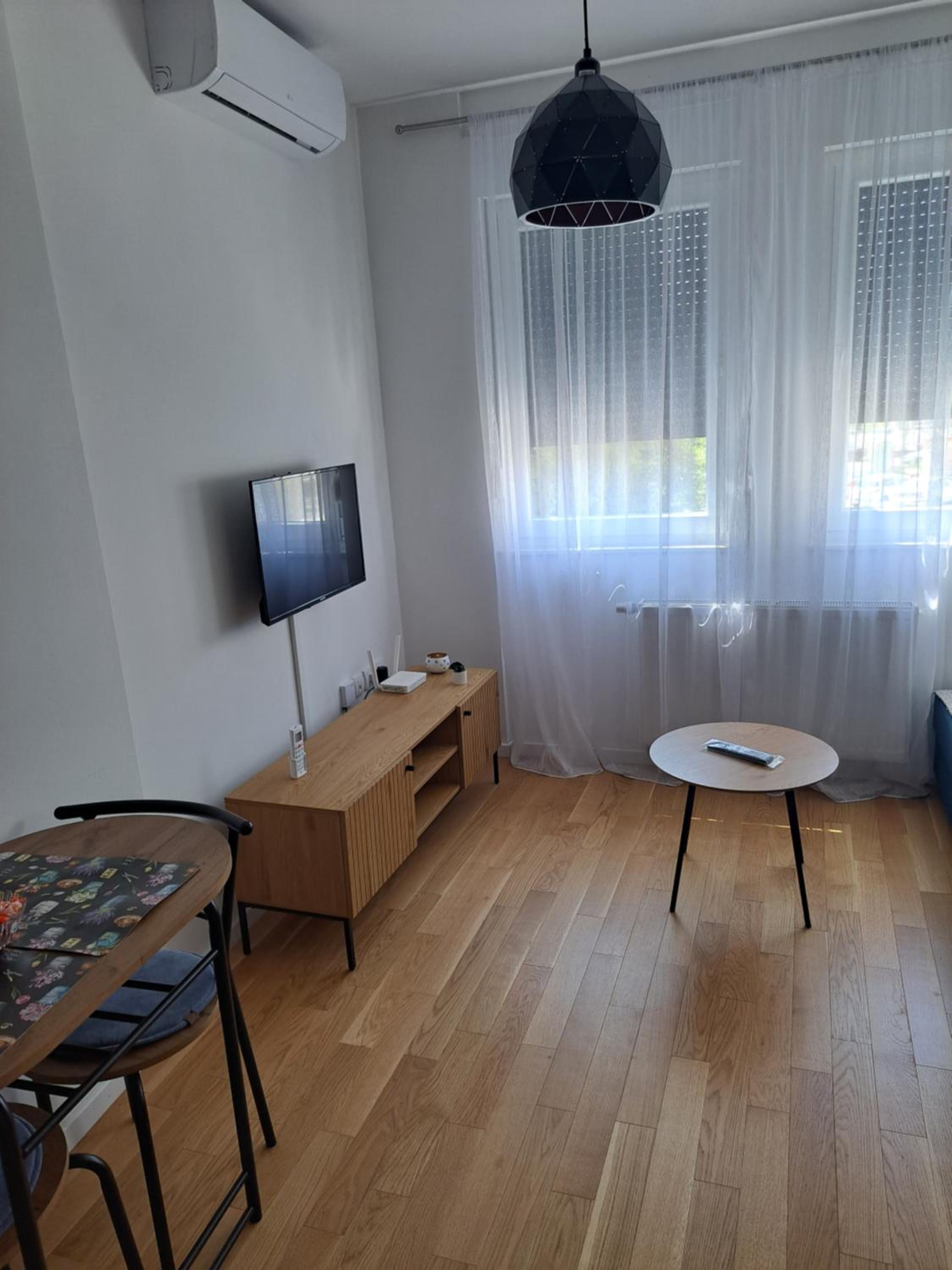 One-Bedroom Apartment photo 2