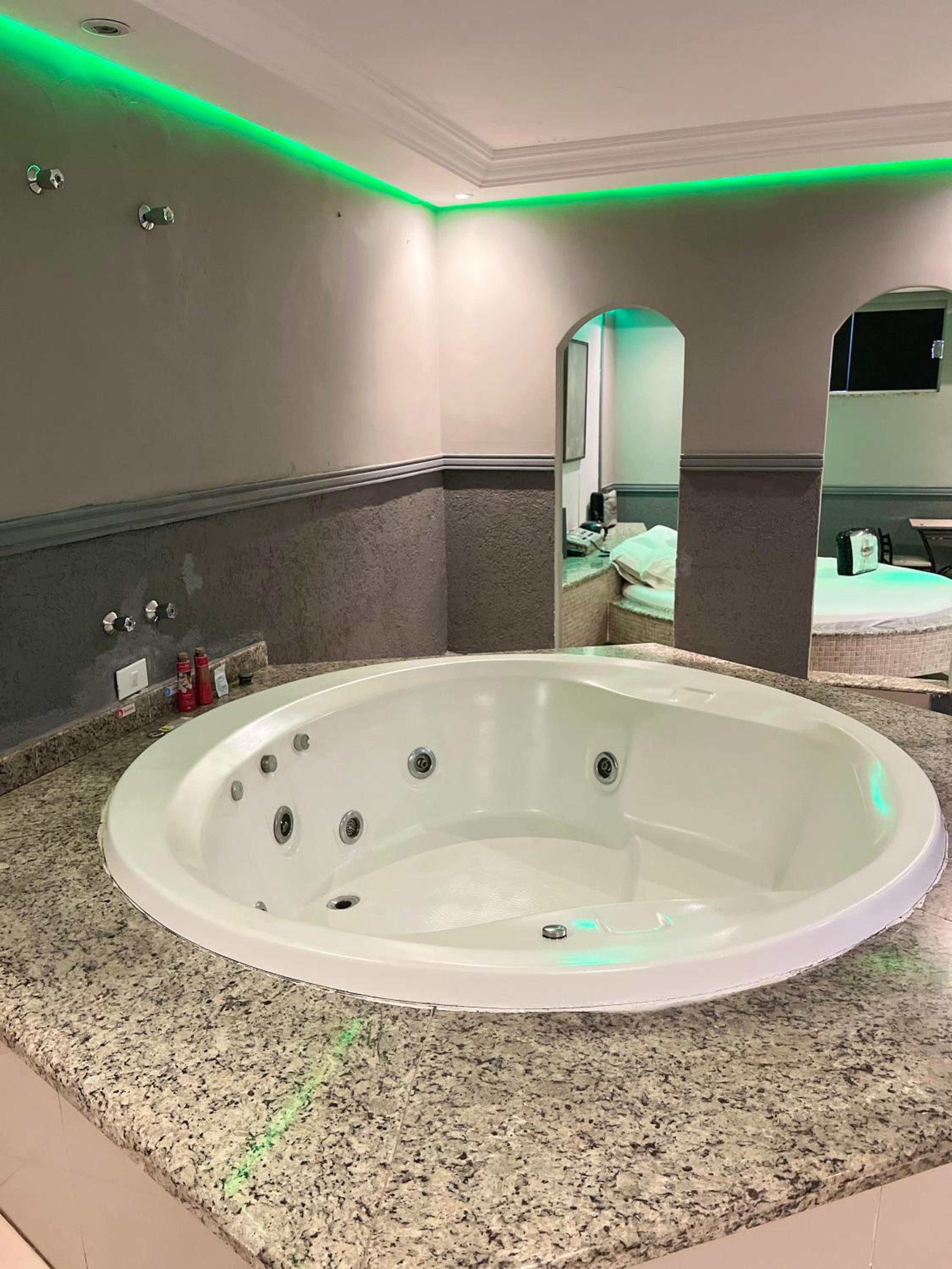 Suite with Hot Tub photo 3