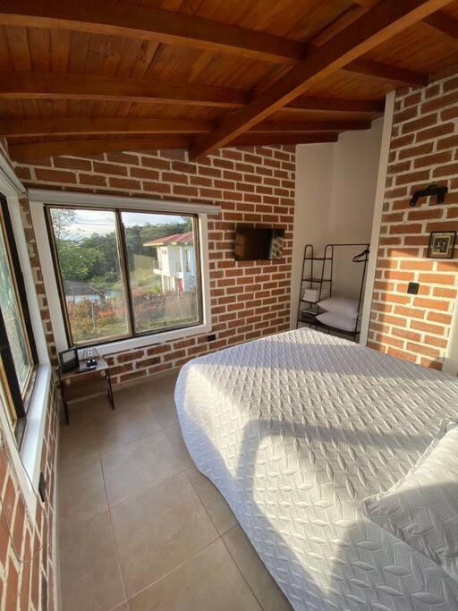 Five-Bedroom House photo 3