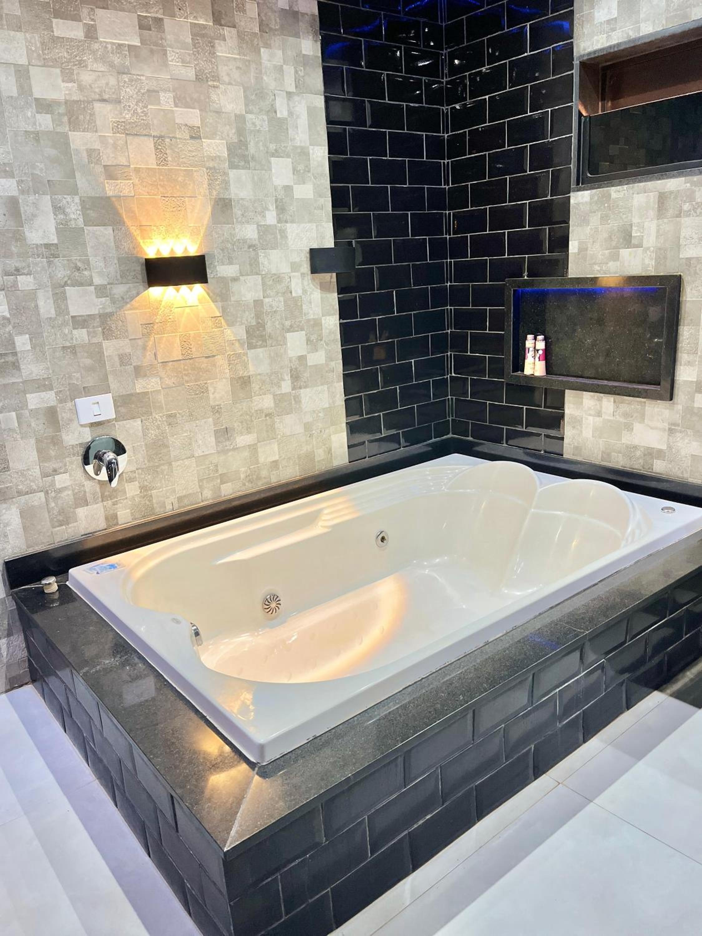 Deluxe Suite with Spa Bath photo 2