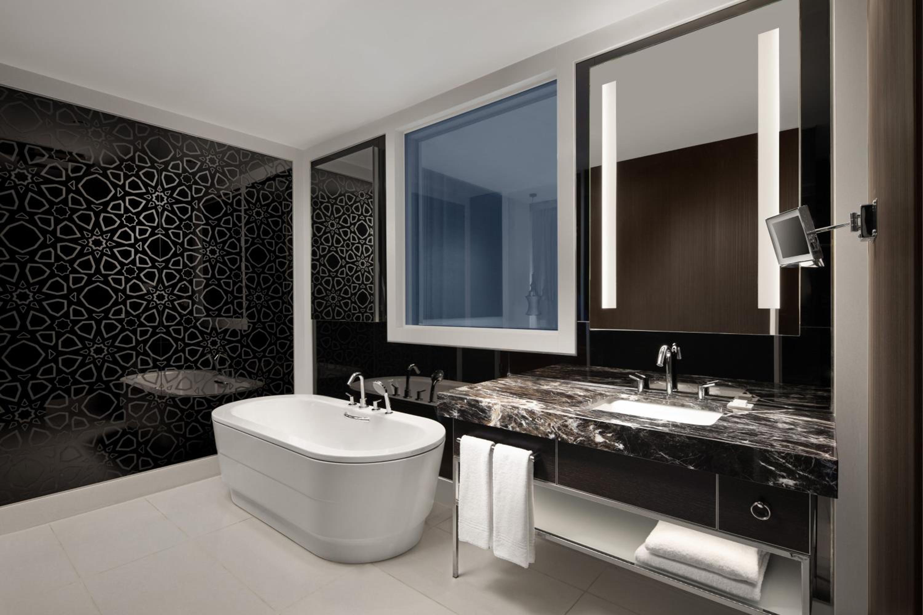 Executive Double Room with Club Lounge Access thumbnail 6