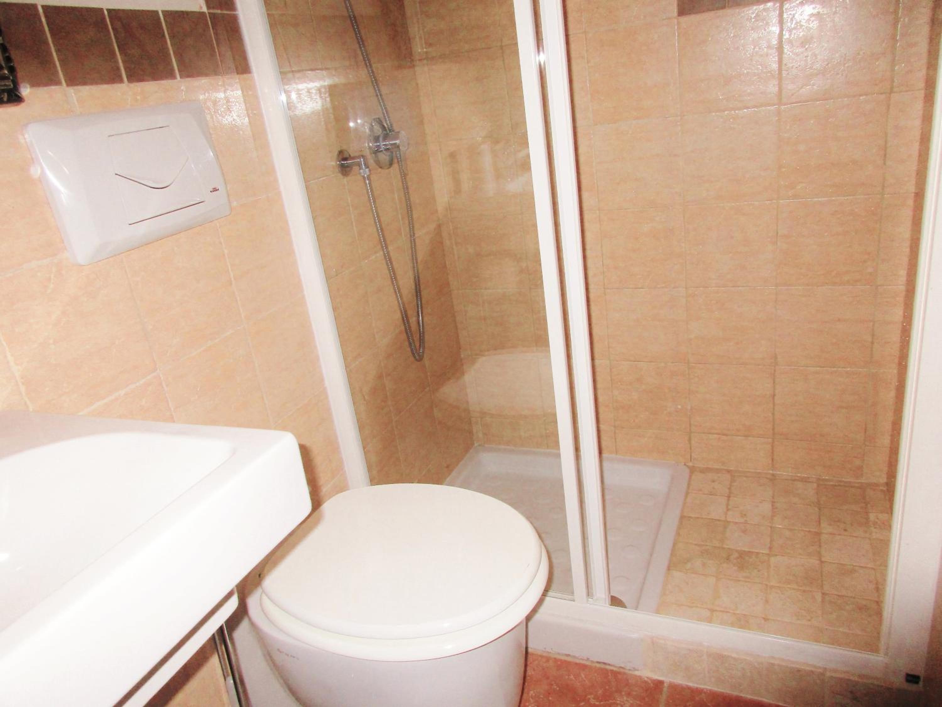Small Twin Room - Photo 8