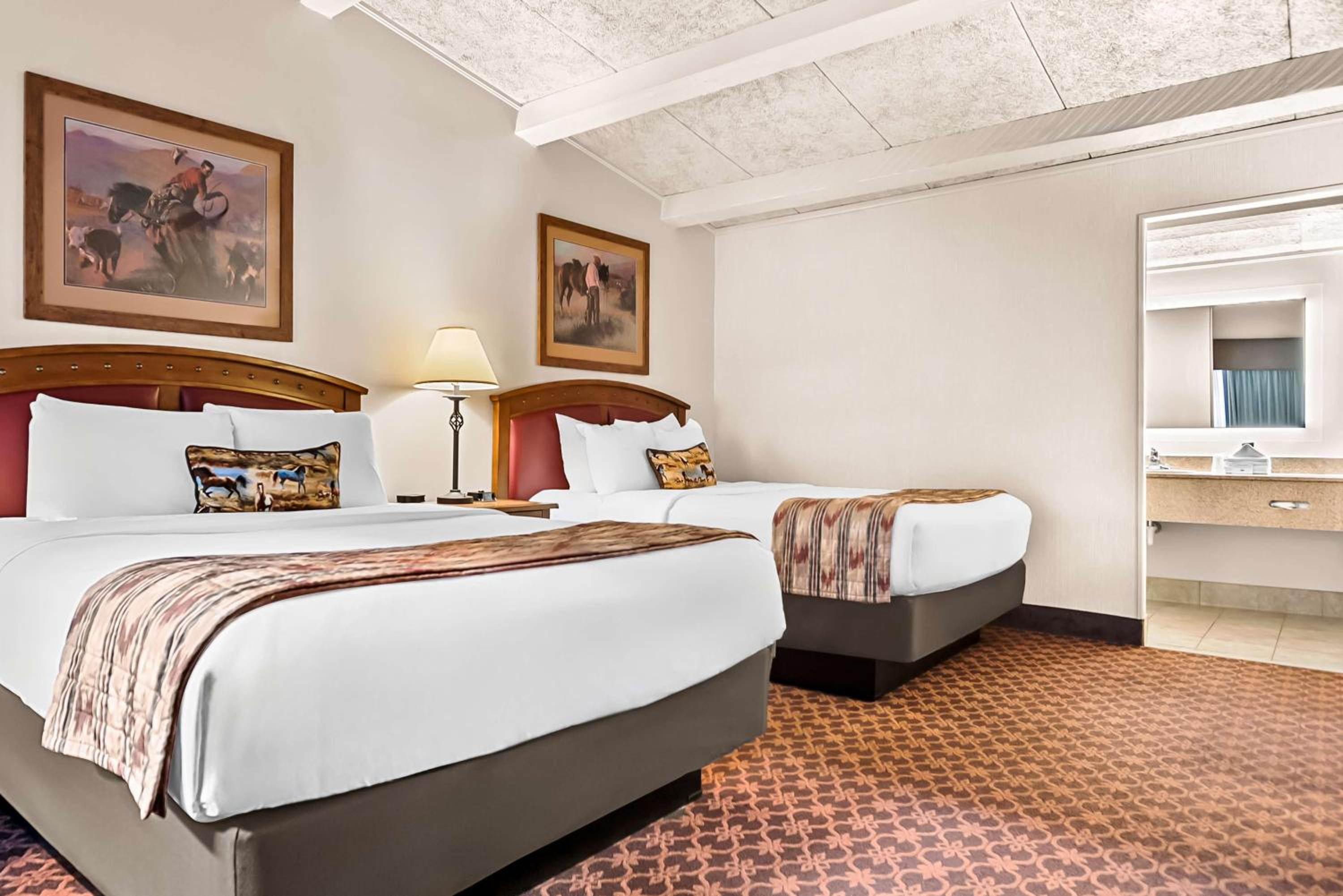 Queen Room with Two Queen Beds - Non-Smoking - Photo 2