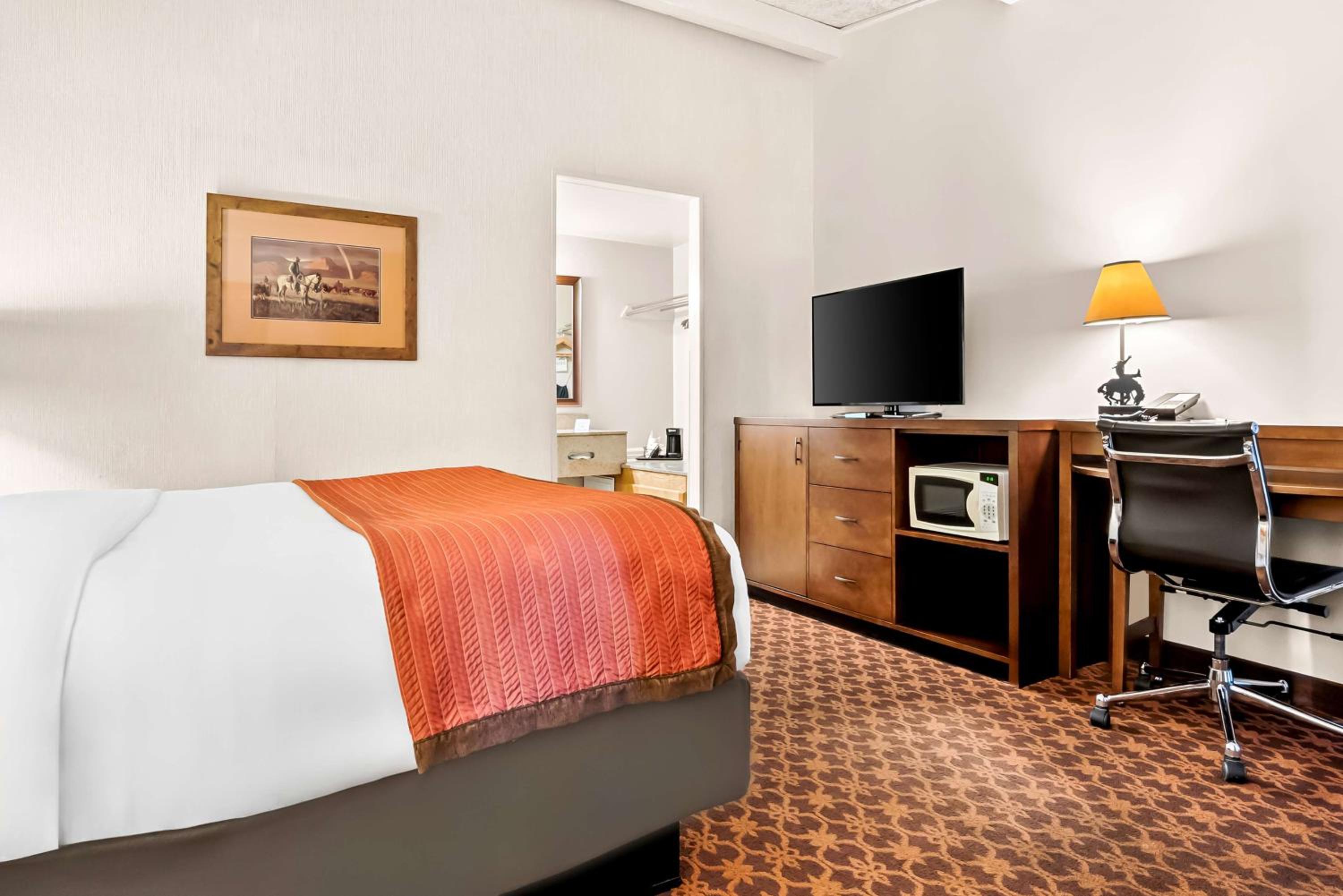 Queen Room with Bathtub - Interior Entrance - Disability Access/Non-Smoking - Photo 4
